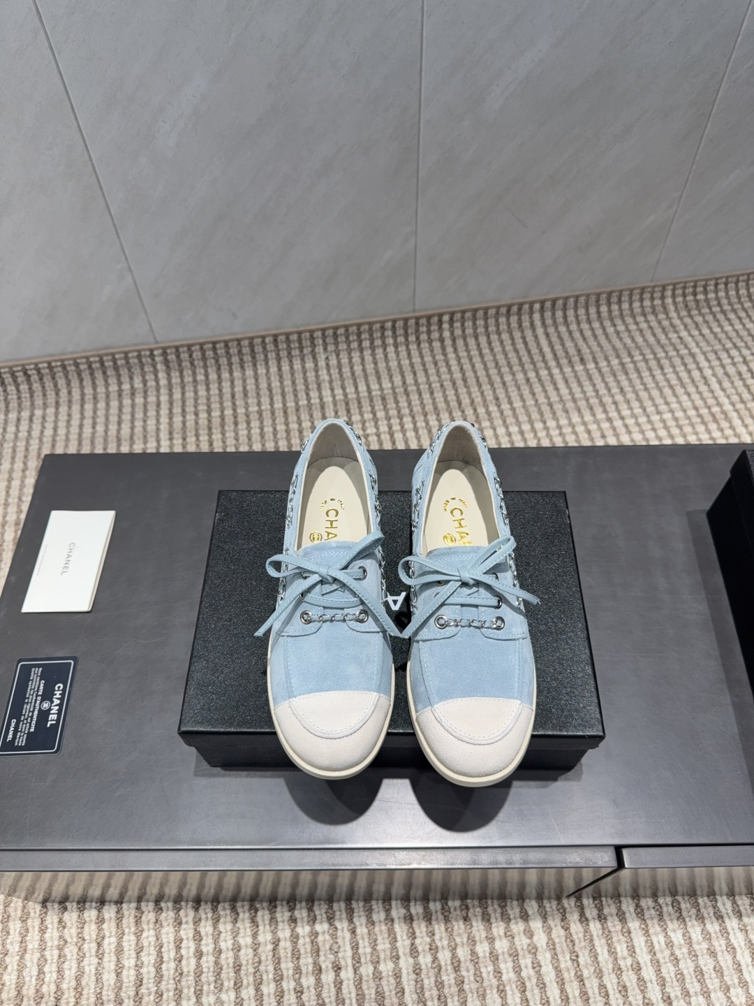 NO:681443,(Top version) CHANE* Xiaoxiang 25 vs the latest Loaf series in the autumn counter... [Round-toe bow loafers] Ms. Chanel loves simple and irresistible styles. The combination shows a unique dressing style, free mix and match to shine in place and follow the fashionable pace of Grandma Jinxiang!  !  !  The top-notch craftsmanship and texture are perfectly presented. No matter any details, you can compare them with the counters. You can enter and exit the counters at will with the best quality products!  !  Fabric: Original customized cowhide chain craftsmanship Lining: Original customized sheepskin Foot pads: Original customized sheepskin Outsole: Original molded TPU molded sole Heel height: 2.0cm Number of yards: 35-39 (40. Customization is non-returnable) Packaging: Original full set of packaging Color: Official website updated simultaneously, single shoes, chanel, chanel, loafers, sheepskin19860909（顶级版本） CHANE*小香25vs秋季专柜最新乐福系列……【圆头蝴蝶结乐福鞋】 香奈儿女士钟爱简约又难以抗拒系 搭配展现与众不同的穿搭风格、自由混搭闪耀到位跟紧香奶奶时尚步伐！！！ 顶级工艺质感完美呈现,无论任何细节均可对比专柜,最好级别的顶级货,随意进出专柜！！ 面料:原版定制牛猄链条工艺 内里:原版定制羊皮 垫脚:原版定制羊皮 大底:原版开模TPU成型底 跟高:2.0cm 码数:35-39（40.定制不退换） 包装:原版全套包装 颜色:官网同步更新,单鞋,chanel,chanel,loafers,sheepskin,Women's Shoes