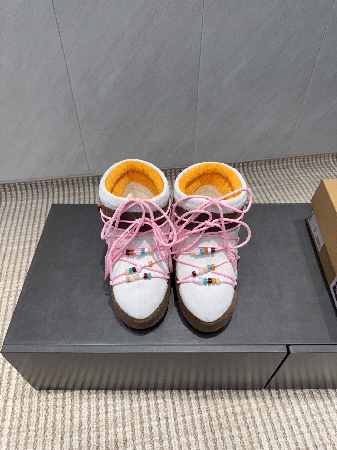 NO:695608,: Leather style 'Exclusive top version' (new upgraded version) Moon Boot 2025 vs autumn and winter hot snow boots series... [Ugly Moon Snow Boots] Forget UGG, fashionable people are wearing Moon Boot snow boots. If you find it difficult to accept the revival of UGG, then there is now a more alternative snow boot that is back, with an inner height of 4 cm. That is the Moon Boot. It has been very popular in the millennium. Back then, Paris Hilton and Victoria Beckham  Celebrities often wear it, and now the Y2K trend is popular again. The same style is worn by young people in QQ shows, and the ugly snow boots that are shown by thousands of people have become popular again, regardless of men and women. They look slim and warm and easy to wear... Fabric: Original customized/cowhide/high mercerized waterproof cloth Lining: Original silk cotton liner Foot: Original silk cotton liner Outsole: Original molded two-color non-slip outsole  Bottom thickness: 4cm (including inner height increase) Number of yards: 35-40 (41. Customized) Packaging: original full set of packaging Color: official website updated simultaneously, snow boots, boots, cowhide19860909:皮款《独家顶级版本》（全新升级版本） Moon Boot2025vs秋冬季爆款雪地靴系列……【丑萌月亮雪地靴】 忘了UGG吧,时髦人都在穿Moon Boot雪地靴 如果你难以接受UGG的复兴 那现在有一款更另类的雪地靴又杀回来了,内增高4 cm 那就是Moon Boot月亮靴 在千禧年就已经非常火了 当年paris hilton、victoria beckham  等名人经常穿它,如今Y2K风潮再次流行,痞幼同款QQ秀穿搭,万人大秀的丑萌雪地靴重新翻红,不分男女不分左右,看着巨无霸巨显瘦还暖和好穿…… 面料: 原版定制/牛皮/高丝光防水布 内里: 原版丝绵内胆 垫脚: 原版丝绵内胆 大底: 原版开模双色防滑大底 底厚:4cm（含内增高） 码数:35-40（41.定制） 包装:原版全套包装 颜色:官网同步更新,雪地靴,boots,cowhide,Women's Shoes