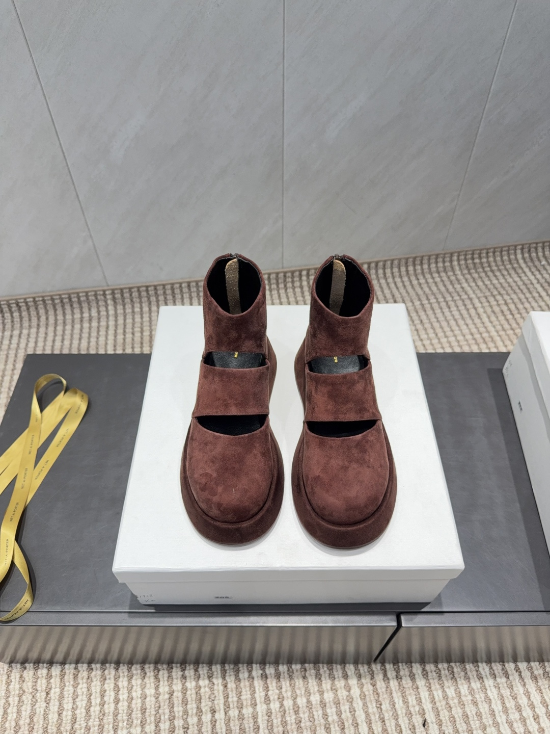 NO:695603,: 'Exclusive top version' THE ROW2025 vs the latest casual popular boots series in early autumn... [Round-toe thick-soled zipper short boots] The original one-to-one replica, super versatile and good-looking, Liu Wen's same style, numerous likes, original version, very comfortable on the feet, very easy to wear, simple front zipper design, extraordinary atmosphere... Upper: original customized cashmere Lining: original customized sheepskin Foot pads: original customized sheepskin  Outsole: Open mold and water platform combination sole Packaging: Original full set of packaging Code number: 35-39 (40.41 customization is not returnable) Color: Official simultaneous update, boots, boots, sheepskin19860909:《独家顶级版本》 THE ROW2025vs早秋最新休闲爆款靴子系列…【圆头厚底拉链短靴】 原版一比一开模复刻,超级百搭好看,刘雯同款,点赞无数,原版版型,脚感非常舒适,非常好穿,简约前拉链设计,大气不平凡…… 鞋面:原版定制羊绒 内里:原版定制羊皮 垫脚:原版定制羊皮 大底:开模开模水台组合底 包装:原版全套包装 码数:35-39（40.41定制不退换） 颜色:官方同步更新,靴子,boots,sheepskin,Women's Shoes