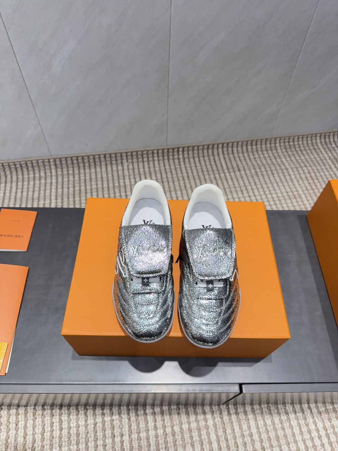 NO:695586,: Couple 'Top Exclusive First Release' [Round toe flip casual shoes] 2025 new LV sneakers for couples, you will be fashionable when you wear them. This Footprint Soccer sneaker was unveiled in the 2025 spring and summer series fashion show, it is Pharrell Williams The first sneaker designed with inspiration from football shoes. The shoe is inspired by football that spans generations and cultures, echoing the theme of unity and universal participation in the 2025 spring and summer series fashion show. The shoe is known for its smooth design, with the dynamic IV Initials logo on the side, the tongue is embellished with the Lvers United badge inspired by the football team, and the sole pattern rubber sole is decorated with multiple Louis Vuitton logos. Fabric: Original custom burst cowhide Lining: Original custom breathable Lycra Foot pads: Original injection molded pads Outsole: Original molded TPU combination outsole Packaging: Original latest packaging Code number: 35-44 (41 for women and 45 for men, customized and non-returnable) Color: Official website updated simultaneously, casual shoes/sports shoes, louis vuitton, louis vuitton, versace, sneakers, cowhide19860909:情侣《顶级独家首发》【圆头翻盖休闲鞋】 2025年新款LV情侣同款球鞋,穿上就是时髦精 这款 Footprint Soccer 运动鞋于2025春夏系列时装展中亮相,是Pharrell Williams 首次以足球鞋为灵感设计的运动鞋.鞋款的灵感来自跨越世代和文化的足球运动,呼应2025春夏系列时装展团结一致、全民参与的主题.鞋款以流丽的设计著称,侧面以富动感的IV Initials标志点缀,鞋舌缀有灵感来自足球队伍的Lvers United徽章,而脚掌纹橡胶鞋底饰有多款路易威登标志. 面料:原版定制爆裂牛皮 内里:原版定制透气莱卡 垫脚:原版注塑成型垫 大底:原版开模TPU组合大底 包装:原版最新包装 码数:35-44（女41.男45定制不退换） 颜色:官网同步更新,休闲鞋/运动鞋,louis vuitton,louis vuitton,versace,sneakers,cowhide,Women's Shoes