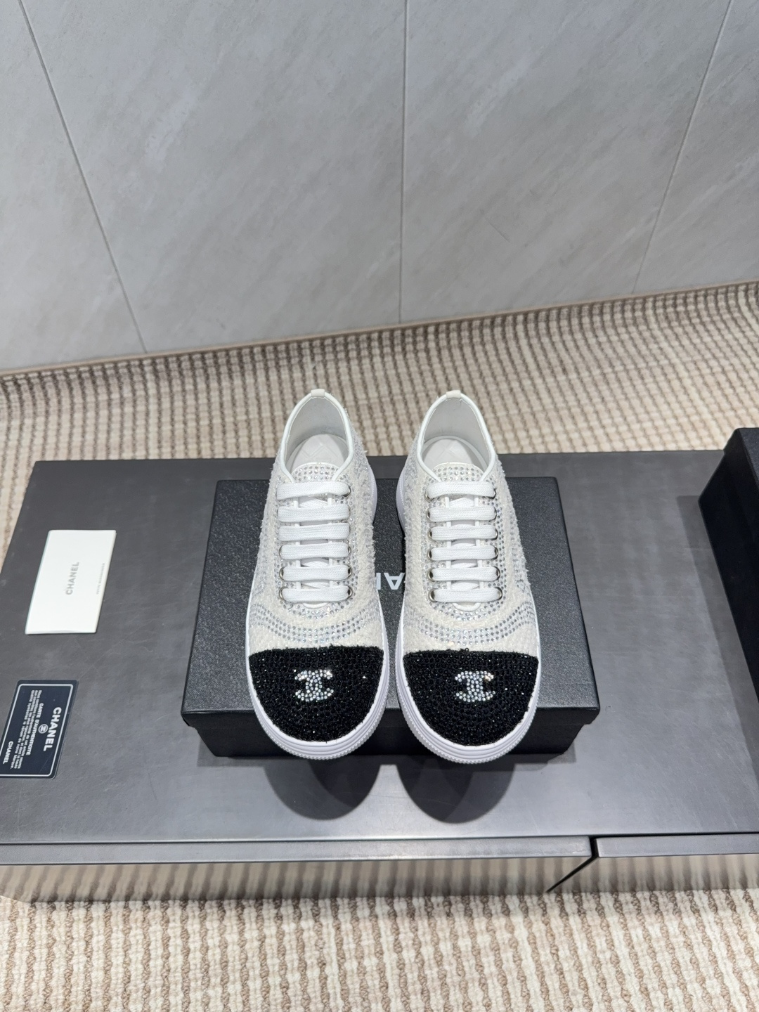 NO:695590,: 'Exclusive top version' Xiaoxiang C's 2025 vs early autumn hot casual series... [Round-toe thick-soled hot-drilled casual shoes] Fairy style, the latest color matching is amazing, irresistible, the latest biscuit shoes are currently super popular colorful casual shoes, the Internet celebrity Xiaohongshu is crazy about hot recommendations, and the silly and cute style has a retro flavor!  Special shape, very recognizable, slim and long legs, absolutely powerful, very comfortable to wear, good appearance, comfortable, and heightening. I must recommend it to everyone. The main feature of this year's series, minimalist style... Fabric: Original custom fabric with hot drilling process. Lining: Original custom sheepskin. Foot: Original custom injection molding pad. Outsole: Original molded TPU bottom. Number of yards: 35-39 (40.41. Customization is not returnable). Packaging: Original full set of packaging.  Color: Official website updated simultaneously, casual shoes/sports shoes, chanel, sneakers, sheepskin19860909:《独家顶级版本》 小香C家2025vs早秋火爆休闲系列…【圆头厚底烫钻休闲鞋】  仙女款,最新的拼色绝了,无法抗拒,最新饼干鞋目前超级流行的彩色休闲鞋,网红明星小红书狂追热推 发售蠢萌可爱的造型带了点复古味！ 造型特殊,很有辨识度, 显瘦显腿长,绝对实力派,穿上也很舒服,高颜值 舒适,增高 一定要推荐给大家,今年系列的主打, 极简的风格…… 面料:原版定制布料烫钻工艺 内里:原版定制羊皮 垫脚:原版定制注塑成型垫 大底:原版开模TPU成型底 码数:35-39（40.41.定制不退换） 包装:原版全套包装 颜色:官网同步更新,休闲鞋/运动鞋,chanel,sneakers,sheepskin,Women's Shoes