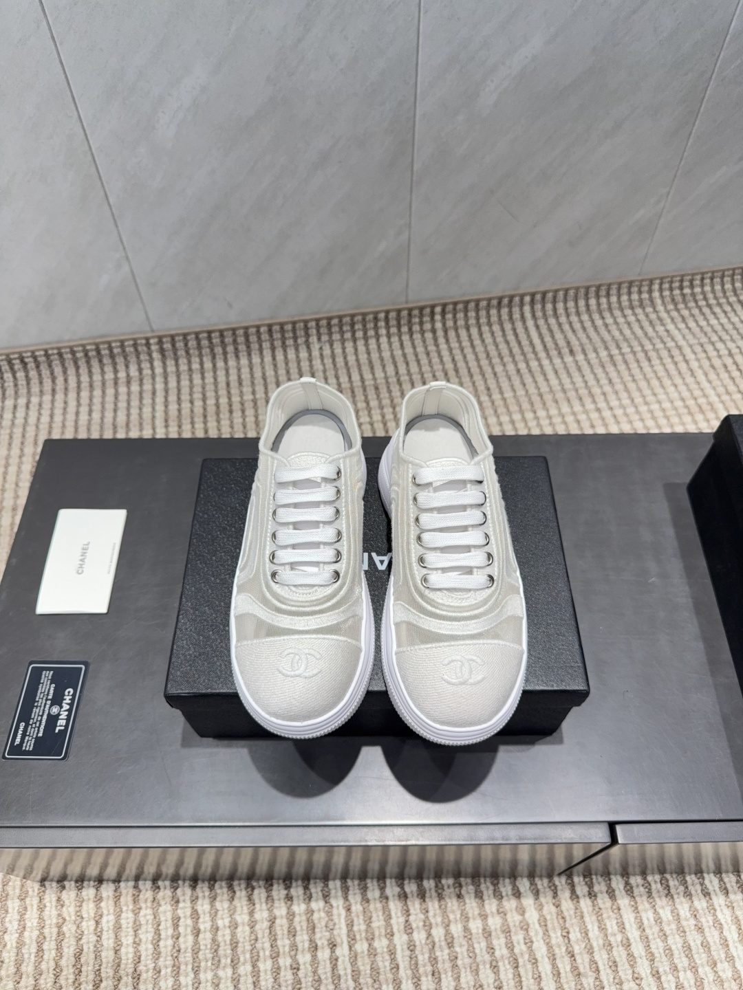 NO:695593,: 'Exclusive top version' Xiaoxiang C's 2025 vs early autumn hot casual series... [Round-toe thick-soled hot-drilled casual shoes] Fairy style, the latest color matching is amazing, irresistible, the latest biscuit shoes are currently super popular colorful casual shoes, the Internet celebrity Xiaohongshu is crazy about hot recommendations, and the silly and cute style has a retro flavor!  Special shape, very recognizable, slim and long legs, absolutely powerful, very comfortable to wear, good appearance, comfortable, and heightening. I must recommend it to everyone. The main feature of this year's series, minimalist style... Fabric: Original custom fabric with electric embroidery process. Lining: Original custom sheepskin. Foot: Original custom injection molding pad. Outsole: Original open mold TPU molding bottom. Number of yards: 35-39 (40.41. Customization is not returnable). Packaging: Original full set of packaging.  Color: Official website updated simultaneously, casual shoes/sports shoes, chanel, sneakers, sheepskin19860909:《独家顶级版本》 小香C家2025vs早秋火爆休闲系列…【圆头厚底烫钻休闲鞋】  仙女款,最新的拼色绝了,无法抗拒,最新饼干鞋目前超级流行的彩色休闲鞋,网红明星小红书狂追热推 发售蠢萌可爱的造型带了点复古味！ 造型特殊,很有辨识度, 显瘦显腿长,绝对实力派,穿上也很舒服,高颜值 舒适,增高 一定要推荐给大家,今年系列的主打, 极简的风格…… 面料:原版定制布料电绣工艺 内里:原版定制羊皮 垫脚:原版定制注塑成型垫 大底:原版开模TPU成型底 码数:35-39（40.41.定制不退换） 包装:原版全套包装 颜色:官网同步更新,休闲鞋/运动鞋,chanel,sneakers,sheepskin,Women's Shoes