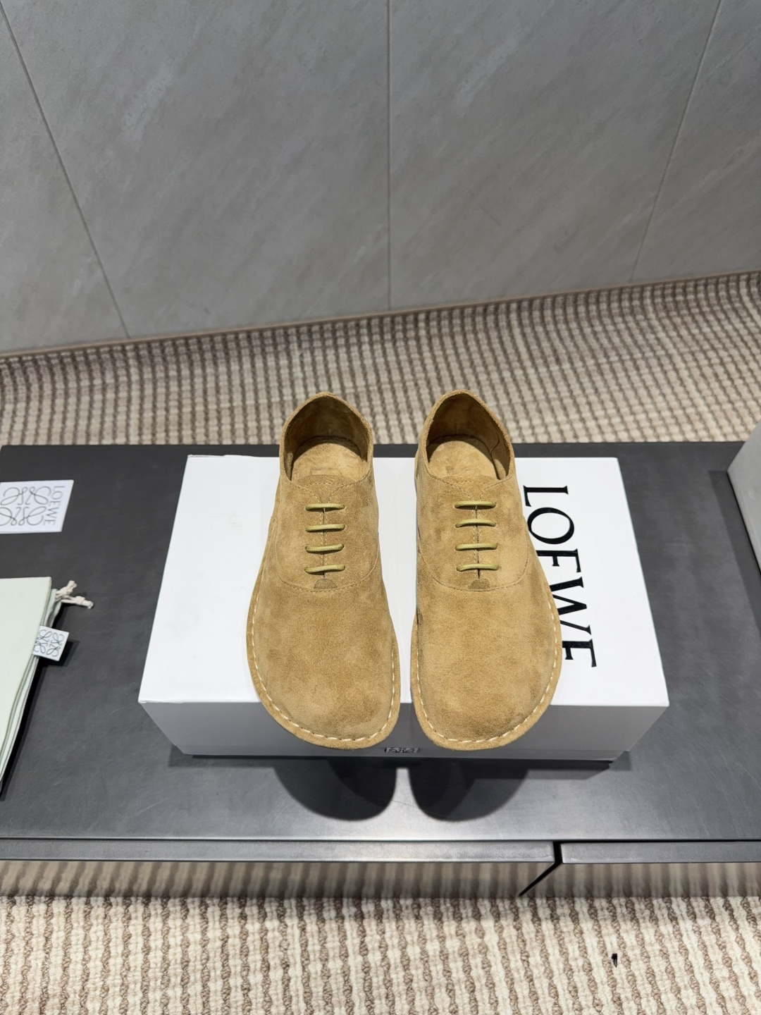 NO:695576,'Exclusive top version' L*OEWE Luo*Yiwei 26 vs early spring's latest popular casual series... [Round-toe lace-up casual shoes] Yang Mi's same style of simple large-toe casual shoes, without any complicated decorations, pure and minimalist, comfortable without losing retro literary and artistic temperament, worth buying No matter how fashion changes, loafers have always been one of our must-have styles. The simple and thoughtful shoe design is very suitable for daily wear with a bit of British style!  Fabric: Original customized cow lining: Original customized sheepskin Foot pads: Original customized sheepskin Outsole: Original molded bottom Size: 35-39 (40.41. Customized) Packaging: Original full set of packaging Color: Official website updated simultaneously, loafers, loafers, sheepskin19860909《独家顶级版本》 L*OEWE罗*意威26vs早春最新王炸爆款休闲系列……【圆头系带休闲鞋】 杨幂同款简约大头休闲鞋,没有任何繁杂装饰,纯粹极简,舒服又不失复古文艺气质,值得入手 无论时尚怎么变,乐福鞋一直是咱们的必入款之一 简约而又有心机的鞋款设计,非常适合日常穿搭有点英伦风的调性！ 面料:原版定制牛猄 内里:原版定制羊皮 垫脚:原版定制羊皮 大底:原版开模成型底 码数:35-39（40.41.定制） 包装:原版全套包装 颜色:官网同步更新,乐福鞋,loafers,sheepskin,Women's Shoes