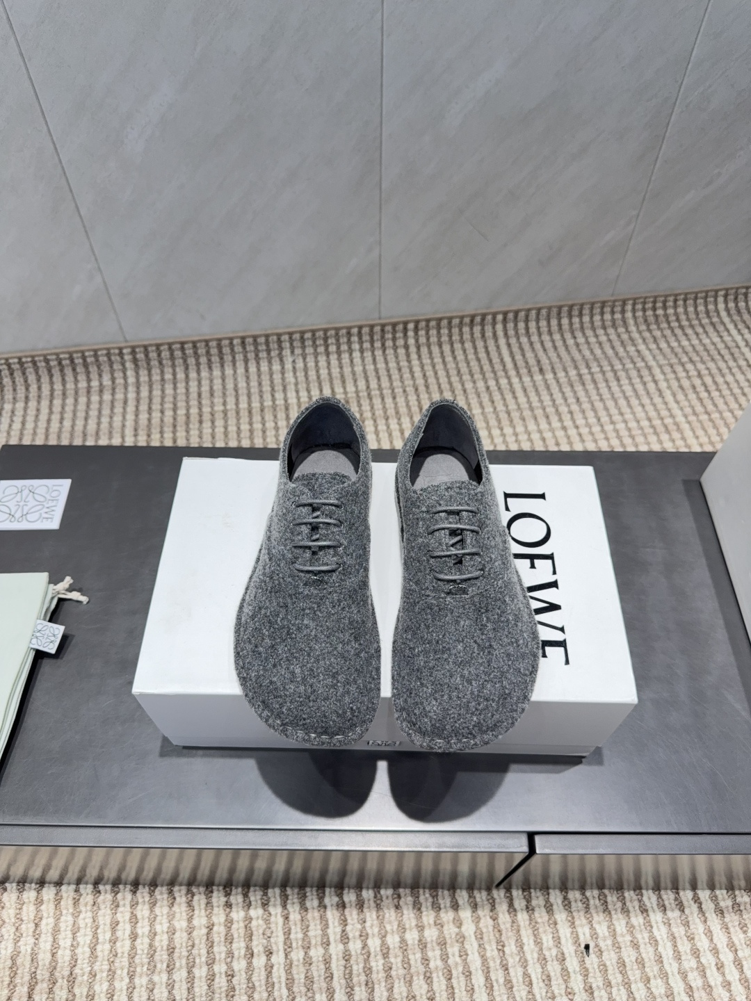 NO:695580,'Exclusive top version' L*OEWE Luo*Yiwei 26 vs early spring's latest popular casual series... [Round-toe lace-up casual shoes] Yang Mi's same style of simple large-toe casual shoes, without any complicated decorations, pure and minimalist, comfortable without losing retro literary and artistic temperament, worth buying No matter how fashion changes, loafers have always been one of our must-have styles. The simple and thoughtful shoe design is very suitable for daily wear with a bit of British style!  Fabric: Original customized woolen fabric Lining: Original customized sheepskin Foot pads: Original customized sheepskin Outsole: Original molded bottom Size: 35-39 (40.41. Customized) Packaging: Original full set of packaging Color: Official website updated simultaneously, loafers, loafers, sheepskin19860909《独家顶级版本》 L*OEWE罗*意威26vs早春最新王炸爆款休闲系列……【圆头系带休闲鞋】 杨幂同款简约大头休闲鞋,没有任何繁杂装饰,纯粹极简,舒服又不失复古文艺气质,值得入手 无论时尚怎么变,乐福鞋一直是咱们的必入款之一 简约而又有心机的鞋款设计,非常适合日常穿搭有点英伦风的调性！ 面料:原版定制毛呢布料 内里:原版定制羊皮 垫脚:原版定制羊皮 大底:原版开模成型底 码数:35-39（40.41.定制） 包装:原版全套包装 颜色:官网同步更新,乐福鞋,loafers,sheepskin,Women's Shoes