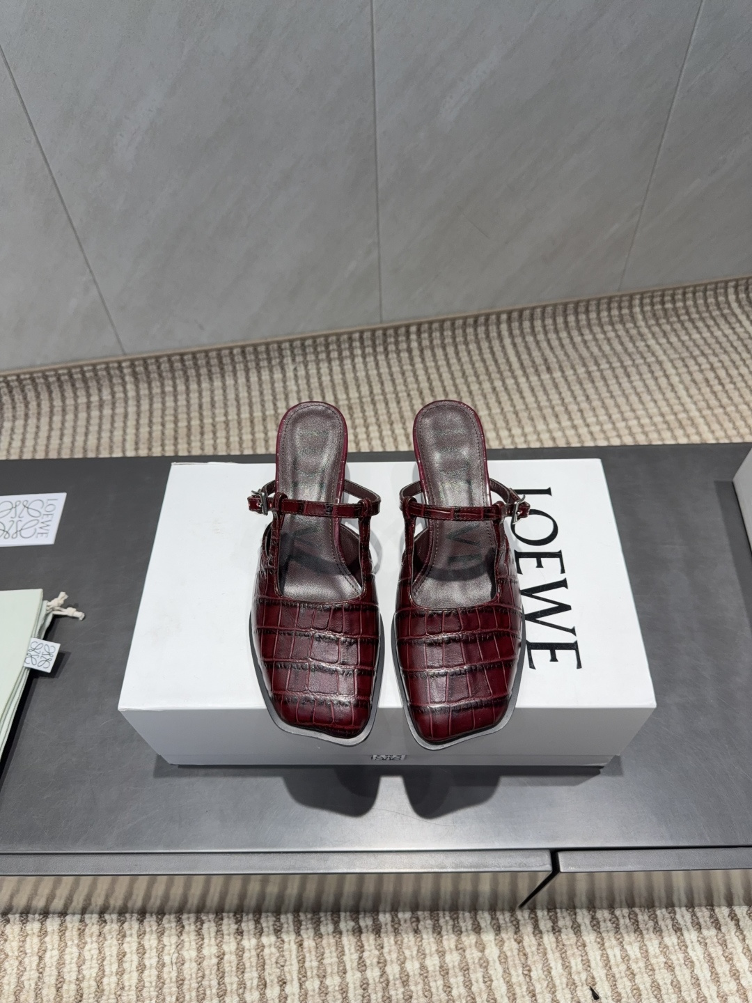 NO:695607,: 'Exclusive top version' L*OEWE Luo*Yiwei 26 vs early spring's latest king explosive single shoe series... [square round toe empty shoes] Yang Mi's same style simple square round toe pleated craft single shoes without any complicated decoration, pure and minimalist, comfortable without losing the retro literary and artistic temperament, worth buying No matter how fashion changes, loafers have always been one of our must-have items  The simple yet thoughtful shoe design is very suitable for daily wear with a bit of British style!  Fabric original custom cowhide, lining original custom sheepskin, feet original custom cowhide, outsole original custom leather sole, heel height 5CM, code number 35-39 (40.41. customized), packaging: original full set of packaging, color: official website updated simultaneously, half drag, loafers, cowhide, sheepskin19860909:《独家顶级版本》 L*OEWE罗*意威26vs早春最新王炸爆款单鞋系列……【方圆头后空单鞋】 杨幂同款简约方圆头折皱工艺单鞋 没有任何繁杂装饰,纯粹极简,舒服又不失复古文艺气质,值得入手 无论时尚怎么变,乐福鞋一直是咱们的必入款之一 简约而又有心机的鞋款设计,非常适合日常穿搭有点英伦风的调性！ 面料原版定制牛皮 内里原版定制羊皮 垫脚原版定制牛皮 大底原版定制真皮底 跟高5CM 码数35-39（40.41.定制） 包装:原版全套包装 颜色:官网同步更新,半拖,loafers,cowhide,sheepskin,Women's Shoes