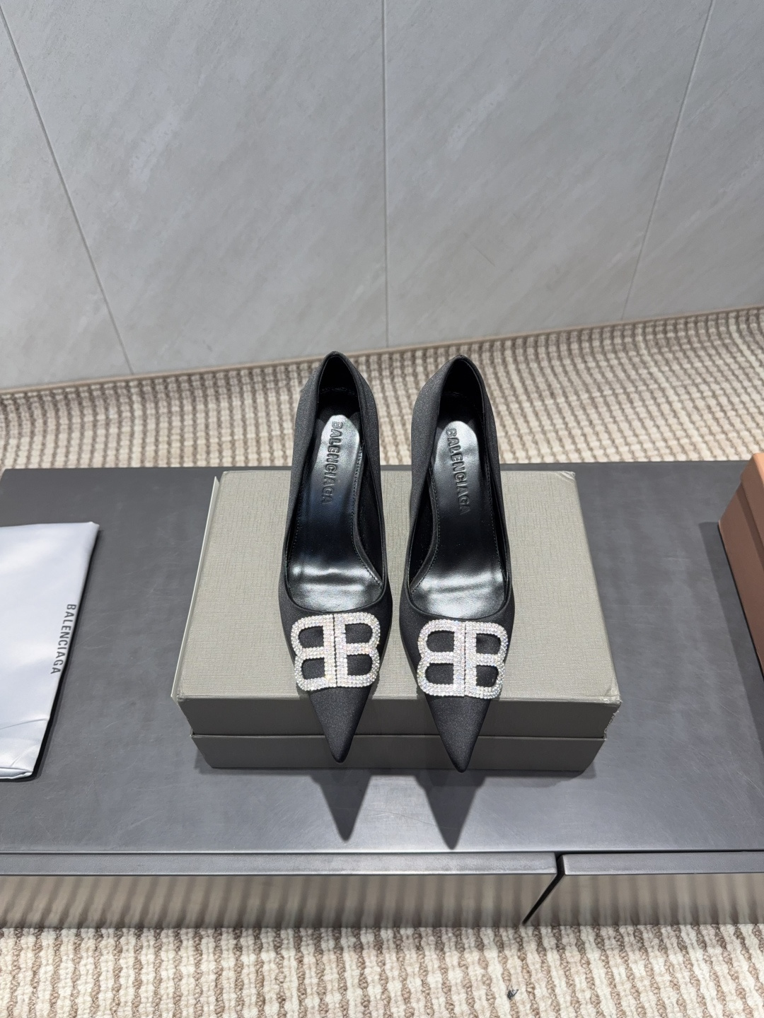 NO:695585,: 'Exclusive top version' B*ALENCIAG*A~2026vs early spring fashion shoes series... [Pointed diamond buckle high-heeled shoes] The unique foot mask shape has won the hearts of women, cute personality, comfortable and soft on the feet, elegant and generous, a must-have item for fashion people... Fabric original custom silk cloth original B-shaped diamond buckle Original custom sheepskin lining Original custom sheepskin outsole Original custom leather outsole Heel height 8.5cm Original full package packaging  Size 35-39 (40. Customized and non-returnable) Color: Official website updated simultaneously, high heels, high heels, sheepskin, real silk, Leather soles19860909:《独家顶级版本》 B*ALENCIAG*A~2026vs早春时装单鞋系列……【尖头钻扣高跟单鞋】 别具一格的脚膜造型深得女人心 可爱个性 上脚舒适柔软 优雅大方 潮人必备单品…… 面料原版定制真丝布原版B字钻扣 内里原版定制羊皮 垫脚原版定制羊皮 大底原版定制真皮大底 跟高8.5cm 包装原版全套包装 码数35-39（40.定制不退换） 颜色:官网同步更新,高跟鞋单鞋,high heels,sheepskin,real silk,Leather soles,Women's Shoes