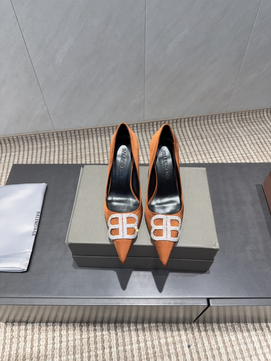 NO:695589,: 'Exclusive top version' B*ALENCIAG*A~2025vs classic fashion shoes series... [Pointed diamond buckle high-heeled shoes] The unique foot mask shape has won the hearts of women, cute personality, comfortable and soft on the feet, elegant and generous, a must-have item for fashion people... Fabric original custom patent leather original B-shaped diamond buckle Original custom sheepskin lining Original custom sheepskin outsole Original custom leather outsole Heel height 8cm Original full package packaging  Size 35-39 (34.40.41.42.43 customized, non-refundable) Color: Official website updated simultaneously, high heels, high heels, sheepskin, Leather soles19860909:《独家顶级版本》 B*ALENCIAG*A~2025vs经典时装单鞋系列……【尖头钻扣高跟单鞋】 别具一格的脚膜造型深得女人心 可爱个性 上脚舒适柔软 优雅大方 潮人必备单品…… 面料原版定制漆皮原版B字钻扣 内里原版定制羊皮 垫脚原版定制羊皮 大底原版定制真皮大底 跟高8cm 包装原版全套包装 码数35-39（34.40.41.42.43定制不退换） 颜色:官网同步更新,高跟鞋单鞋,high heels,sheepskin,Leather soles,Women's Shoes