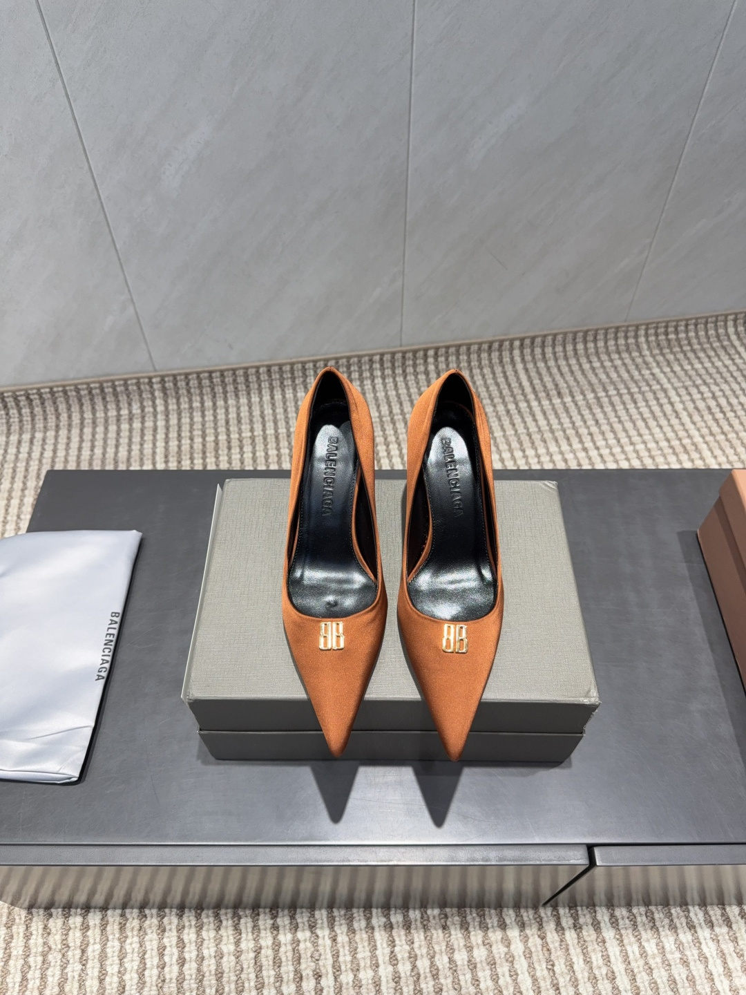 NO:695594,: 'Exclusive top version' B*ALENCIAG*A~2026vs early spring fashion shoes series... [Pointed toe small buckle high-heeled shoes] The unique foot mask shape has won the hearts of women, cute personality, comfortable and soft on the feet, elegant and generous, a must-have item for fashion people... Fabric original custom silk cloth original B-shaped buckle Original custom sheepskin lining Original custom sheepskin outsole Original custom leather outsole Heel height 8.5cm Original full package packaging  Size 35-39 (40. Customized and non-returnable) Color: Official website updated simultaneously, high heels, high heels, sheepskin, real silk, Leather soles19860909:《独家顶级版本》 B*ALENCIAG*A~2026vs早春时装单鞋系列……【尖头小扣高跟单鞋】 别具一格的脚膜造型深得女人心 可爱个性 上脚舒适柔软 优雅大方 潮人必备单品…… 面料原版定制真丝布原版B字扣 内里原版定制羊皮 垫脚原版定制羊皮 大底原版定制真皮大底 跟高8.5cm 包装原版全套包装 码数35-39（40.定制不退换） 颜色:官网同步更新,高跟鞋单鞋,high heels,sheepskin,real silk,Leather soles,Women's Shoes