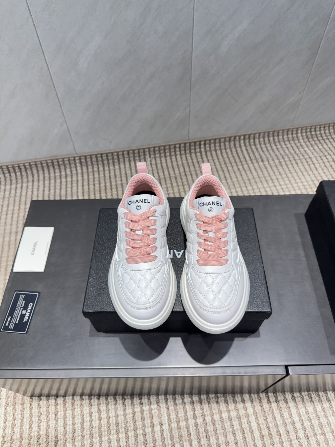 NO:695534,: 'Exclusive top version' Xiaoxiang C's 2026 vs early spring new casual series... [Thick-soled color-blocking casual shoes] Fairy style, the latest color-blocking is amazing, irresistible, the latest biscuit shoes are currently super popular colorful casual shoes, the Internet celebrity Xiaohongshu is crazy about hot recommendations, and the silly and cute style has a retro flavor!  Special shape, very recognizable, slim and long legs, absolutely powerful, very comfortable to wear, good appearance, comfortable, and heightening. I must recommend it to everyone. The main feature of this year's series, minimalist style... Fabric: Original customized cowhide electric embroidery process. Lining: Original customized breathable mesh. Foot: Original customized injection molding pad. Outsole: Original open-mold two-color molded sole. Number of yards: 35-39 (40.41. Customization is not returnable)  Packaging: original full set of packaging Color: official website updated simultaneously, casual shoes/sports shoes, chanel, sneakers, cowhide19860909:《独家顶级版本》 小香C家2026vs早春新款休闲系列…【厚底拼色休闲鞋】  仙女款,最新的拼色绝了,无法抗拒,最新饼干鞋目前超级流行的彩色休闲鞋,网红明星小红书狂追热推 发售蠢萌可爱的造型带了点复古味！ 造型特殊,很有辨识度, 显瘦显腿长,绝对实力派,穿上也很舒服,高颜值 舒适,增高 一定要推荐给大家,今年系列的主打, 极简的风格…… 面料:原版定制牛皮电绣工艺 内里:原版定制透气网 垫脚:原版定制注塑成型垫 大底:原版开模双色成型底 码数:35-39（40.41.定制不退换） 包装:原版全套包装 颜色:官网同步更新,休闲鞋/运动鞋,chanel,sneakers,cowhide,Women's Shoes