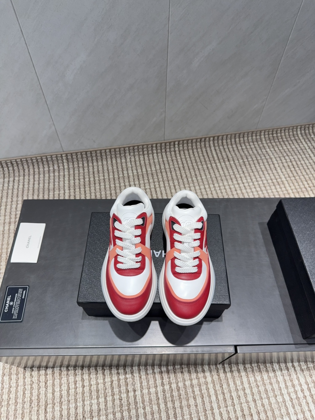 NO:695528,: 'Exclusive top version' Xiaoxiang C's 2026 vs early spring new casual series... [Thick-soled color-blocking casual shoes] Fairy style, the latest color-blocking is amazing, irresistible, the latest biscuit shoes are currently super popular colorful casual shoes, the Internet celebrity Xiaohongshu is crazy about hot recommendations, and the silly and cute style has a retro flavor!  Special shape, very recognizable, slim and long legs, absolutely powerful, very comfortable to wear, good appearance, comfortable, and heightening. I must recommend it to everyone. The main feature of this year's series, minimalist style... Fabric: Original customized cowhide/cowberry color-blocking process. Inner: Original customized breathable mesh. Foot: Original customized injection molding pad. Outsole: Original open-molded two-color molded bottom. Number of yards: 35-39 (40.41. Customization is not returnable)  Packaging: original full set of packaging Color: official website updated simultaneously, casual shoes/sports shoes, chanel, sneakers, cowhide19860909:《独家顶级版本》 小香C家2026vs早春新款休闲系列…【厚底拼色休闲鞋】  仙女款,最新的拼色绝了,无法抗拒,最新饼干鞋目前超级流行的彩色休闲鞋,网红明星小红书狂追热推 发售蠢萌可爱的造型带了点复古味！ 造型特殊,很有辨识度, 显瘦显腿长,绝对实力派,穿上也很舒服,高颜值 舒适,增高 一定要推荐给大家,今年系列的主打, 极简的风格…… 面料:原版定制牛皮/牛猄拼色工艺 内里:原版定制透气网 垫脚:原版定制注塑成型垫 大底:原版开模双色成型底 码数:35-39（40.41.定制不退换） 包装:原版全套包装 颜色:官网同步更新,休闲鞋/运动鞋,chanel,sneakers,cowhide,Women's Shoes