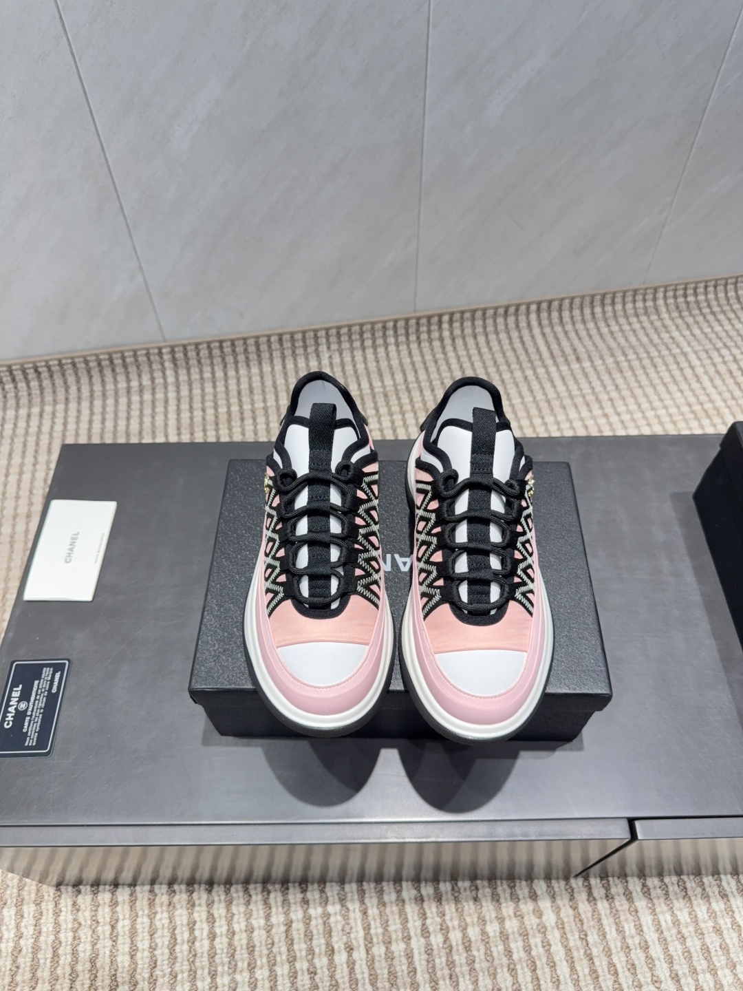 NO:695567,: 'Exclusive top version' Xiaoxiang C's 2026 vs early spring new casual series... [Thick-soled color-blocking casual shoes] Fairy style, the latest color-blocking is amazing, irresistible, the latest biscuit shoes are currently super popular colorful casual shoes, the Internet celebrity Xiaohongshu is crazy about hot recommendations, and the silly and cute style has a retro flavor!  Special shape, very recognizable, slim and long legs, absolutely powerful, very comfortable to wear, good appearance, comfortable, and heightening. I must recommend it to everyone, the main feature of this year's series, minimalist style... Fabric: Original custom cowhide/cow silk cloth color matching Lining: Original custom sheepskin Foot: Original custom injection molding pad Outsole: Original open-mold two-color molding sole Size: 35-39 (40.41. Customization is not returnable)  Packaging: original full set of packaging Color: official website updated simultaneously, casual shoes/sports shoes, chanel, sneakers, cowhide, sheepskin, real silk19860909:《独家顶级版本》 小香C家2026vs早春新款休闲系列…【厚底拼色休闲鞋】  仙女款,最新的拼色绝了,无法抗拒,最新饼干鞋目前超级流行的彩色休闲鞋,网红明星小红书狂追热推 发售蠢萌可爱的造型带了点复古味！ 造型特殊,很有辨识度, 显瘦显腿长,绝对实力派,穿上也很舒服,高颜值 舒适,增高 一定要推荐给大家,今年系列的主打, 极简的风格…… 面料:原版定制牛皮/牛猄真丝布拼色 内里:原版定制羊皮 垫脚:原版定制注塑成型垫 大底:原版开模双色成型底 码数:35-39（40.41.定制不退换） 包装:原版全套包装 颜色:官网同步更新,休闲鞋/运动鞋,chanel,sneakers,cowhide,sheepskin,real silk,Women's Shoes