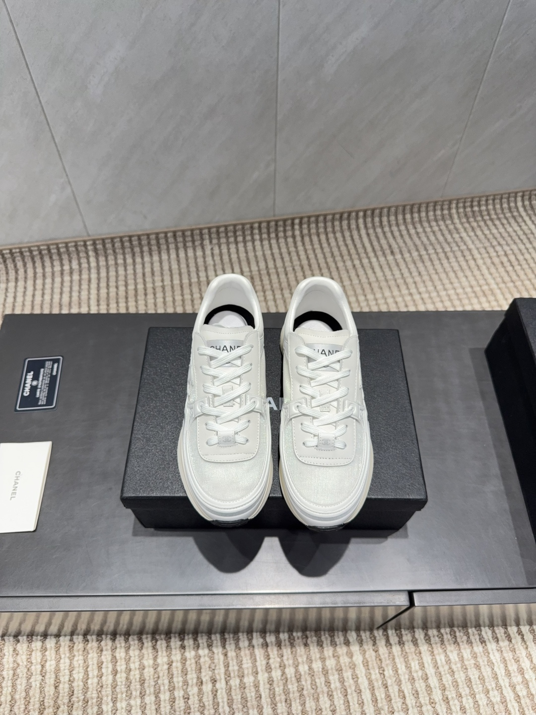 NO:695572,: 'Exclusive top version' Xiaoxiang C's 2026 vs early spring new casual series... [Thick-soled color-blocking casual shoes] Fairy style, the latest color-blocking is amazing, irresistible, the latest biscuit shoes are currently super popular colorful casual shoes, the Internet celebrity Xiaohongshu is crazy about hot recommendations, and the silly and cute style has a retro flavor!  Special shape, very recognizable, slim and long legs, absolutely powerful, very comfortable to wear, good appearance, comfortable, and heightening. I must recommend it to everyone, the main feature of this year's series, minimalist style... Fabric: Original custom cowhide/breathable mesh color matching Lining: Original custom sheepskin Foot pads: Original custom injection molding pads Outsole: Original open molding bottom Size: 35-39 (40.41. Customization is not returnable)  Packaging: original full set of packaging Color: official website updated simultaneously, casual shoes/sports shoes, chanel, sneakers, cowhide, sheepskin19860909:《独家顶级版本》 小香C家2026vs早春新款休闲系列…【厚底拼色休闲鞋】  仙女款,最新的拼色绝了,无法抗拒,最新饼干鞋目前超级流行的彩色休闲鞋,网红明星小红书狂追热推 发售蠢萌可爱的造型带了点复古味！ 造型特殊,很有辨识度, 显瘦显腿长,绝对实力派,穿上也很舒服,高颜值 舒适,增高 一定要推荐给大家,今年系列的主打, 极简的风格…… 面料:原版定制牛皮/透气网拼色 内里:原版定制羊皮 垫脚:原版定制注塑成型垫 大底:原版开模成型底 码数:35-39（40.41.定制不退换） 包装:原版全套包装 颜色:官网同步更新,休闲鞋/运动鞋,chanel,sneakers,cowhide,sheepskin,Women's Shoes