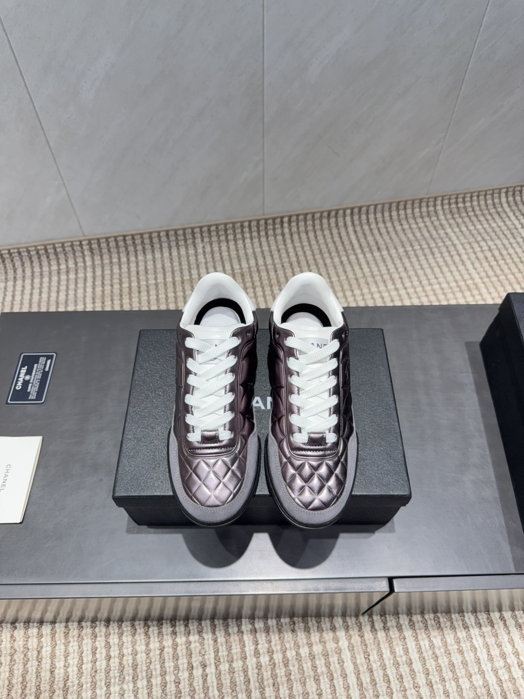 NO:695558,: 'Exclusive top version' Xiaoxiang C's 2026 vs early spring new casual series... [Thick-soled embossed casual shoes] Fairy style, the latest color matching is amazing, irresistible, the latest biscuit shoes are currently super popular colorful casual shoes, the Internet celebrity Xiaohongshu is crazy about hot recommendations, on sale, the silly and cute style brings a bit of retro flavor!  Special shape, very recognizable, slim and long legs, absolutely powerful, very comfortable to wear, good appearance, comfortable, and heightening. I must recommend it to everyone, the main feature of this year's series, minimalist style... Fabric: Original custom cowhide/cow embossed color matching Lining: Original custom sheepskin Foot: Original custom injection molding pad Outsole: Original open-mold two-color molding sole Code number: 35-39 (40.41. Customization is not returnable)  Packaging: original full set of packaging Color: official website updated simultaneously, casual shoes/sports shoes, chanel, sneakers, cowhide, sheepskin19860909:《独家顶级版本》 小香C家2026vs早春新款休闲系列…【厚底压花休闲鞋】  仙女款,最新的拼色绝了,无法抗拒,最新饼干鞋目前超级流行的彩色休闲鞋,网红明星小红书狂追热推 发售蠢萌可爱的造型带了点复古味！ 造型特殊,很有辨识度, 显瘦显腿长,绝对实力派,穿上也很舒服,高颜值 舒适,增高 一定要推荐给大家,今年系列的主打, 极简的风格…… 面料:原版定制牛皮/牛猄压花拼色 内里:原版定制羊皮 垫脚:原版定制注塑成型垫 大底:原版开模双色成型底 码数:35-39（40.41.定制不退换） 包装:原版全套包装 颜色:官网同步更新,休闲鞋/运动鞋,chanel,sneakers,cowhide,sheepskin,Women's Shoes