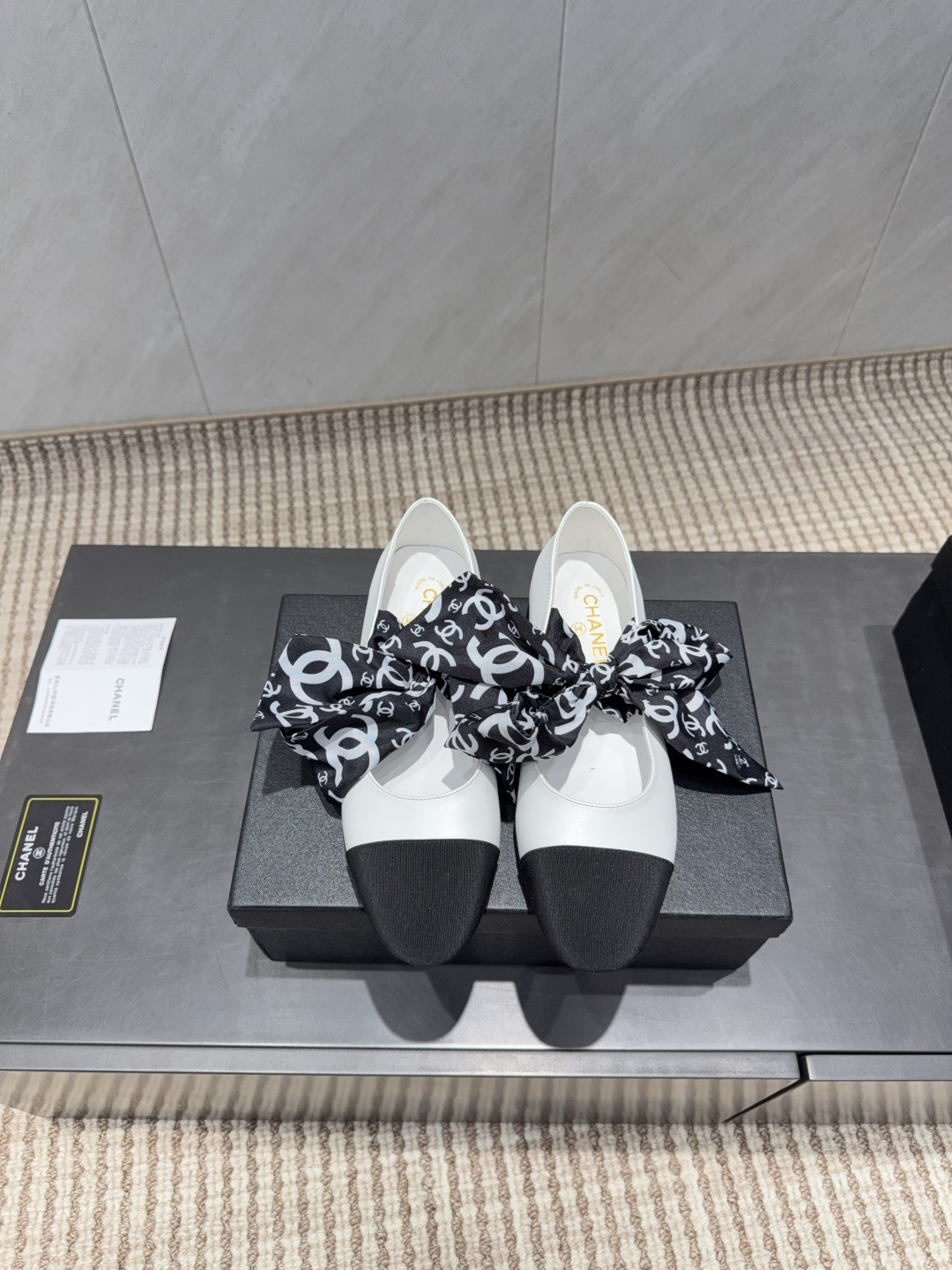 NO:695552,: 'Exclusive top version' CHANE*L Xiaoxiang 2026 vs the latest fashion shoe series in the early spring counter... [Round-toe bow shoes] Ms. Chanel loves simple and irresistible styles. The combination shows a unique dressing style, free mix and match to shine in place, and follow the fashionable pace of Grandma Jinxiang!  !  !  The top-notch craftsmanship and texture are perfectly presented. No matter any details, you can compare them with the counters. You can enter and exit the counters at will with the best quality products!  !  Fabric: Original customized sheepskin/customized muslin color matching process Lining: Original customized sheepskin Foot pads: Original customized sheepskin Outsole: Original customized leather outsole Heel height: 1cm flat Size: 35-39 (40.41.42. Customization is non-returnable) Packaging: Original full set of packaging Color: Official website updated simultaneously, single shoes, chanel, chanel, sheepskin, Leather soles19860909:《独家顶级版本》 CHANE*L小香2026vs早春专柜最新时装单鞋系列……【圆头蝴蝶结单鞋】 香奈儿女士钟爱简约又难以抗拒系 搭配展现与众不同的穿搭风格、自由混搭闪耀到位跟紧香奶奶时尚步伐！！！ 顶级工艺质感完美呈现,无论任何细节均可对比专柜,最好级别的顶级货,随意进出专柜！！ 面料:原版定制羊皮/定制细布拼色工艺 内里:原版定制羊皮 垫脚:原版定制羊皮 大底:原版定制真皮大底 跟高:1cm平底 码数:35-39（40.41.42.定制不退换） 包装:原版全套包装 颜色:官网同步更新,单鞋,chanel,chanel,sheepskin,Leather soles,Women's Shoes