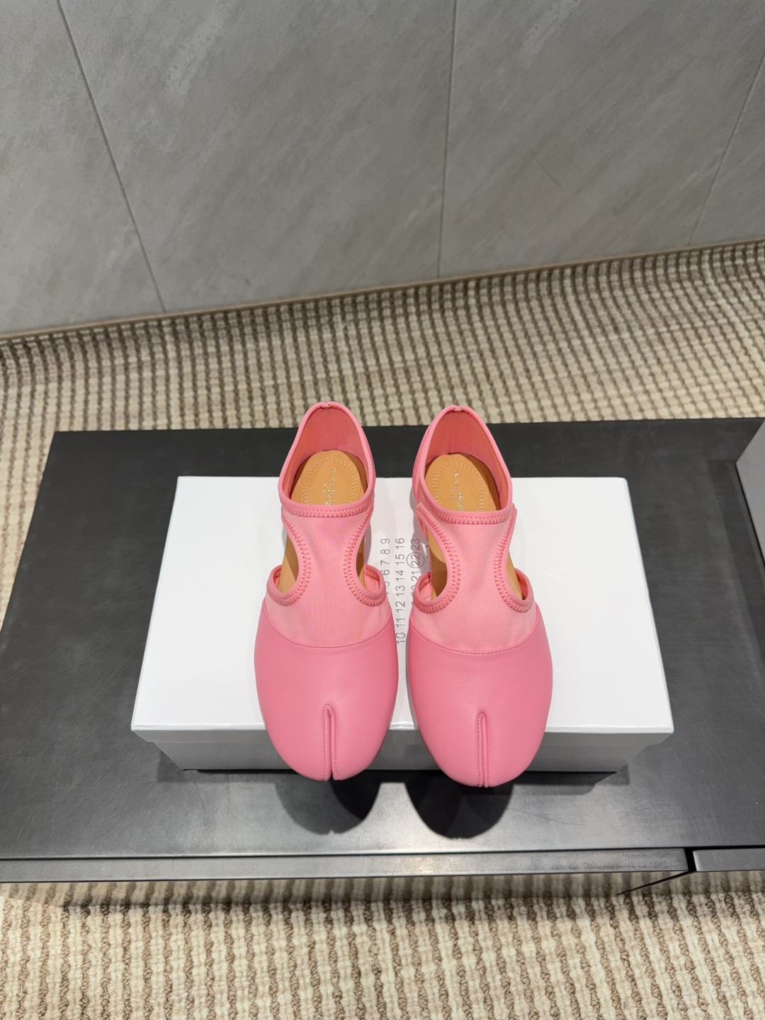 NO:695547,'Exclusive top version' Maison Margiela 26 vs early spring new split-toe loafers series... [split-toe loafers] The original version offers one-to-one comfort, better wrapping, full personality, and easy to match with various styles of clothes... Fabric: Original custom-made sheepskin Lycra color matching Lining: Original custom-made sheepskin Foot pads: Original custom-made sheepskin Outsole: Original custom-made leather sole Heel height: 1.0cm  Size: 35-39 (40. Customization is non-refundable) Packaging: Original full set of packaging Color: Official website updated simultaneously, split-toe shoes, masion margiela, loafers, sheepskin19860909《独家顶级版本》 Maison Margiela马吉拉26vs早春新款分趾乐福单鞋系列……【分趾乐福单鞋】 原版一比一打造舒适度,包裹性都比较好,个性十足,很好驾驭各种风格衣服搭配…… 面料:原版定制羊皮莱卡拼色 内里:原版定制羊皮 垫脚:原版定制羊皮 大底:原版定制真皮底 跟高:1.0cm 码数:35-39（40.定制不退换） 包装:原版全套包装 颜色:官网同步更新,分趾鞋,masion margiela,loafers,sheepskin,Women's Shoes