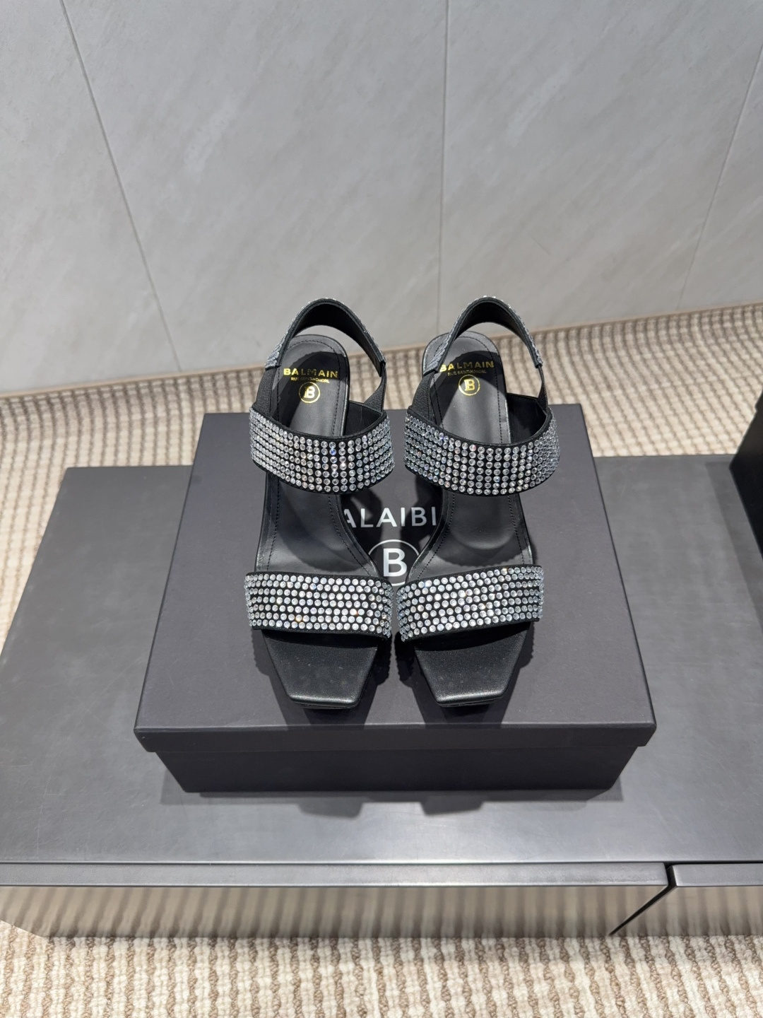 NO:695537,Factory 'Exclusive Top Version' * Balmain 2026VS early spring latest series of catwalk high-water platform sandals... Brand Balmain is an old custom fashion house founded in 1945 by French fashion designer (Pierre Balmain). Hurry up and get a pair of Balmain shoes. They have an invincible aura and are invincible and beautiful. [呲呲][呲呲][呲呲]It’s really full of momentum. It’s so good-looking. Heel height: 10.5cm Packaging: original complete package Number of yards: 36-42 (customization is non-refundable) Color: official website updated simultaneously, high heels and sandals, balmain, sandals, high heels, cowhide, Leather soles19860909工厂《独家顶级版本》  * 巴尔曼2026VS早春最新款走秀恨天高水台凉鞋系列……  品牌巴尔曼由法国时装设计师（皮埃尔.巴尔曼）先生创立于1945年的老牌定制时装屋,与、并列成为二战之后的定制时装三巨头[阴险][阴险]此款采用纯手工精工打造别具一格的时尚元素 巴尔曼 愈发別致出众 赶紧来一双巴尔曼小美鞋率性的 无敌气场无敌好看[呲牙][呲牙][呲牙]真是气势十足 好看的不行[呲牙][呲牙][呲牙]  原厂开发,无原版不做货    鞋面:原版定制羊绒烫钻工艺 内里:原版定制牛皮 垫脚:原版定制牛皮 大底:原版定制真皮大底 跟高:10.5cm 包装:原版全套包装 码数:36-42(定制不退换） 颜色:官网同步更新,高跟鞋凉鞋,balmain,sandals,high heels,cowhide,Leather soles,Women's Shoes