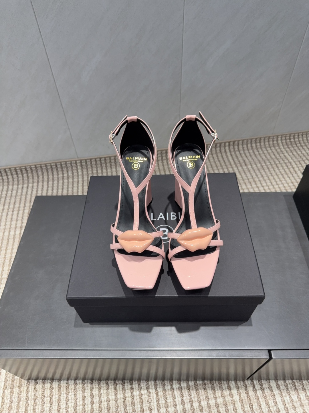 NO:695542,Factory 'Exclusive Top Version' * Balmain 2026VS early spring latest series of catwalk high-water platform sandals... Brand Balmain is an old custom fashion house founded in 1945 by French fashion designer (Pierre Balmain). Hurry up and get a pair of Balmain shoes. They have an invincible aura, are invincible and good-looking. [呲呲][呲呲][呲呲] are really full of momentum. They are so good-looking. Heel height: 10.5cm Packaging: original complete package Number of yards: 36-42 (customization is non-refundable) Color: official website updated simultaneously, high heels and sandals, balmain, sandals, high heels, cowhide, Leather soles19860909工厂《独家顶级版本》  * 巴尔曼2026VS早春最新款走秀恨天高水台凉鞋系列……  品牌巴尔曼由法国时装设计师（皮埃尔.巴尔曼）先生创立于1945年的老牌定制时装屋,与、并列成为二战之后的定制时装三巨头[阴险][阴险]此款采用纯手工精工打造别具一格的时尚元素 巴尔曼 愈发別致出众 赶紧来一双巴尔曼小美鞋率性的 无敌气场无敌好看[呲牙][呲牙][呲牙]真是气势十足 好看的不行[呲牙][呲牙][呲牙]  原厂开发,无原版不做货    鞋面:原版定制漆皮形扣工艺 内里:原版定制牛皮 垫脚:原版定制牛皮 大底:原版定制真皮大底 跟高:10.5cm 包装:原版全套包装 码数:36-42(定制不退换） 颜色:官网同步更新,高跟鞋凉鞋,balmain,sandals,high heels,cowhide,Leather soles,Women's Shoes