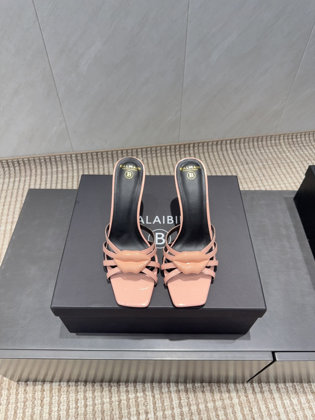 NO:695565,Factory 'Exclusive Top Version' * Balmain 2026VS early spring latest catwalk high-heeled sandals series... Brand Balmain was an old custom fashion house founded by French fashion designer (Pierre Balmain) in 1945. Together with and became the top three custom fashion giants after World War II [Insidious] [Insidious] This style uses pure handcrafting to create unique fashion elements. Balmain is becoming more and more unique. Hurry up and get a pair of Balmain shoes. Invincible aura, invincible and good-looking [呲呲][呲呲][呲呲] is really full of momentum. It’s so good-looking [呲呲][呲呲][呲呲] Developed by the original factory, no goods will be produced without the original version. Upper: original customized patent leather buckle craftsmanship. Lining: original customized cowhide. Foot: original customized cowhide. Outsole: original customized leather outsole. Heel height: 9.5cm. Packaging: original full set of packaging. Size: 36-42 (customized, non-returnable) Color: official website updated simultaneously, high heels and slippers, balmain, sandals, high heels, slippers, cowhide, Leather soles19860909工厂《独家顶级版本》  * 巴尔曼2026VS早春最新款走秀高跟凉鞋系列……  品牌巴尔曼由法国时装设计师（皮埃尔.巴尔曼）先生创立于1945年的老牌定制时装屋,与、并列成为二战之后的定制时装三巨头[阴险][阴险]此款采用纯手工精工打造别具一格的时尚元素 巴尔曼 愈发別致出众 赶紧来一双巴尔曼小美鞋率性的 无敌气场无敌好看[呲牙][呲牙][呲牙]真是气势十足 好看的不行[呲牙][呲牙][呲牙]  原厂开发,无原版不做货    鞋面:原版定制漆皮形扣工艺 内里:原版定制牛皮 垫脚:原版定制牛皮 大底:原版定制真皮大底 跟高:9.5cm 包装:原版全套包装 码数:36-42(定制不退换） 颜色:官网同步更新,高跟鞋拖鞋,balmain,sandals,high heels,slippers,cowhide,Leather soles,Women's Shoes