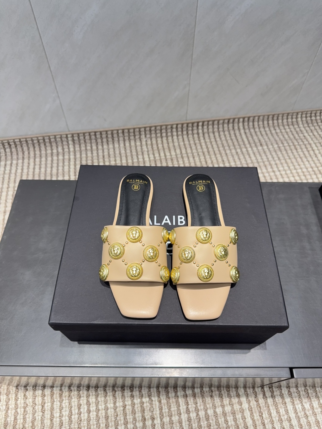 NO:695571,Factory 'Exclusive Top Version' * Balmain 2026VS early spring latest catwalk flat sandals series... Brand Balmain is an old custom fashion house founded by French fashion designer (Pierre Balmain) in 1945. Together with and became the top three custom fashion giants after World War II [Insidious] [Insidious] This style uses pure handcrafting to create unique fashion elements. Balmain is becoming more and more unique and outstanding. Hurry up and get a pair of Balmain shoes. Invincible aura, invincible and good-looking [呲呲][呲呲][呲呲] is really full of momentum. It’s so good-looking. [呲呲][呲呲][呲呲] Developed by the original factory, no goods will be produced without the original version. Upper: original customized cowhide round buckle process. Lining: original customized cowhide. Foot: original customized cowhide. Outsole: original customized leather outsole. Heel height: 1.0cm flat. Packaging: original full set of packaging. Size: 36-42 (customized, non-returnable) Color: official website updated simultaneously, high heels and slippers, balmain, sandals, high heels, slippers, cowhide, Leather soles19860909工厂《独家顶级版本》  * 巴尔曼2026VS早春最新款走秀平跟凉鞋系列……  品牌巴尔曼由法国时装设计师（皮埃尔.巴尔曼）先生创立于1945年的老牌定制时装屋,与、并列成为二战之后的定制时装三巨头[阴险][阴险]此款采用纯手工精工打造别具一格的时尚元素 巴尔曼 愈发別致出众 赶紧来一双巴尔曼小美鞋率性的 无敌气场无敌好看[呲牙][呲牙][呲牙]真是气势十足 好看的不行[呲牙][呲牙][呲牙]  原厂开发,无原版不做货    鞋面:原版定制牛皮圆扣工艺 内里:原版定制牛皮 垫脚:原版定制牛皮 大底:原版定制真皮大底 跟高:1.0cm平底 包装:原版全套包装 码数:36-42(定制不退换） 颜色:官网同步更新,高跟鞋拖鞋,balmain,sandals,high heels,slippers,cowhide,Leather soles,Women's Shoes