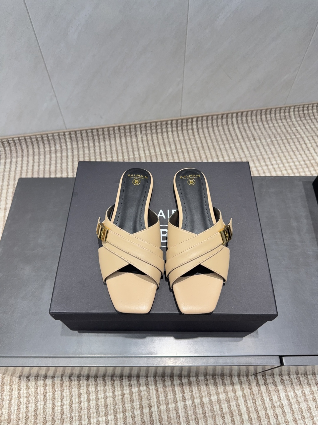 NO:695527,Factory 'Exclusive Top Version' * Balmain 2026VS early spring latest catwalk flat sandals series... Brand Balmain is an old custom fashion house founded by French fashion designer (Pierre Balmain) in 1945. Together with and became the top three custom fashion giants after World War II [Insidious] [Insidious] This style uses pure handcrafting to create unique fashion elements. Balmain is becoming more and more unique and outstanding. Hurry up and get a pair of Balmain shoes. Invincible aura, invincible and good-looking [呲呲][呲呲][呲呲] is really full of momentum. It’s so good-looking [呲呲][呲呲][呲呲] Developed by the original factory, no goods will be produced without the original version. Upper: original customized cowhide square buckle craftsmanship. Lining: original customized cowhide. Foot: original customized cowhide. Outsole: original customized leather outsole. Heel height: 1.0cm flat. Packaging: original full set of packaging. Size: 36-42 (customized, non-returnable) Color: official website updated simultaneously, high heels and slippers, balmain, sandals, high heels, slippers, cowhide, Leather soles19860909工厂《独家顶级版本》  * 巴尔曼2026VS早春最新款走秀平跟凉鞋系列……  品牌巴尔曼由法国时装设计师（皮埃尔.巴尔曼）先生创立于1945年的老牌定制时装屋,与、并列成为二战之后的定制时装三巨头[阴险][阴险]此款采用纯手工精工打造别具一格的时尚元素 巴尔曼 愈发別致出众 赶紧来一双巴尔曼小美鞋率性的 无敌气场无敌好看[呲牙][呲牙][呲牙]真是气势十足 好看的不行[呲牙][呲牙][呲牙]  原厂开发,无原版不做货    鞋面:原版定制牛皮方扣工艺 内里:原版定制牛皮 垫脚:原版定制牛皮 大底:原版定制真皮大底 跟高:1.0cm平底 包装:原版全套包装 码数:36-42(定制不退换） 颜色:官网同步更新,高跟鞋拖鞋,balmain,sandals,high heels,slippers,cowhide,Leather soles,Women's Shoes