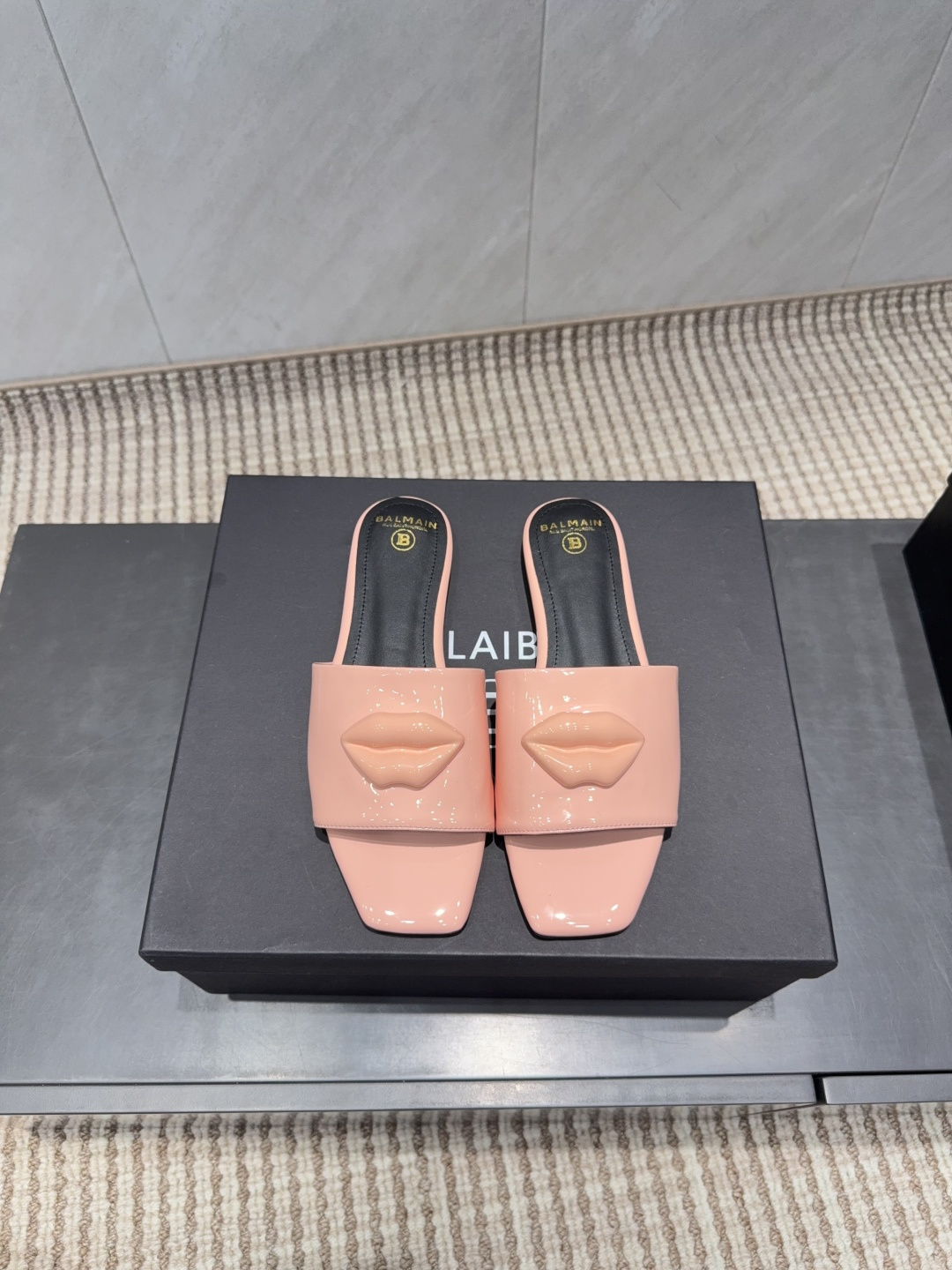 NO:695530,Factory 'Exclusive Top Version' * Balmain 2026VS early spring latest catwalk flat sandals series... Brand Balmain is an old custom fashion house founded by French fashion designer (Pierre Balmain) in 1945. Together with and became the top three custom fashion giants after World War II [Insidious] [Insidious] This style uses pure handcrafting to create unique fashion elements. Balmain is becoming more and more unique and outstanding. Hurry up and get a pair of Balmain shoes. Invincible aura, invincible and good-looking [呲呲][呲呲][呲呲] is really full of momentum. It’s so good-looking. [呲呲][呲呲][呲呲] Developed by the original factory, no goods will be produced without the original version. Upper: original customized patent leather buckle process. Lining: original customized cowhide. Foot: original customized cowhide. Outsole: original customized leather outsole. Heel height: 1.0cm flat. Packaging: original full set of packaging. Size: 36-42 (customized, non-returnable) Color: official website updated simultaneously, high heels and slippers, balmain, sandals, high heels, slippers, cowhide, Leather soles19860909工厂《独家顶级版本》  * 巴尔曼2026VS早春最新款走秀平跟凉鞋系列……  品牌巴尔曼由法国时装设计师（皮埃尔.巴尔曼）先生创立于1945年的老牌定制时装屋,与、并列成为二战之后的定制时装三巨头[阴险][阴险]此款采用纯手工精工打造别具一格的时尚元素 巴尔曼 愈发別致出众 赶紧来一双巴尔曼小美鞋率性的 无敌气场无敌好看[呲牙][呲牙][呲牙]真是气势十足 好看的不行[呲牙][呲牙][呲牙]  原厂开发,无原版不做货    鞋面:原版定制漆皮形扣工艺 内里:原版定制牛皮 垫脚:原版定制牛皮 大底:原版定制真皮大底 跟高:1.0cm平底 包装:原版全套包装 码数:36-42(定制不退换） 颜色:官网同步更新,高跟鞋拖鞋,balmain,sandals,high heels,slippers,cowhide,Leather soles,Women's Shoes