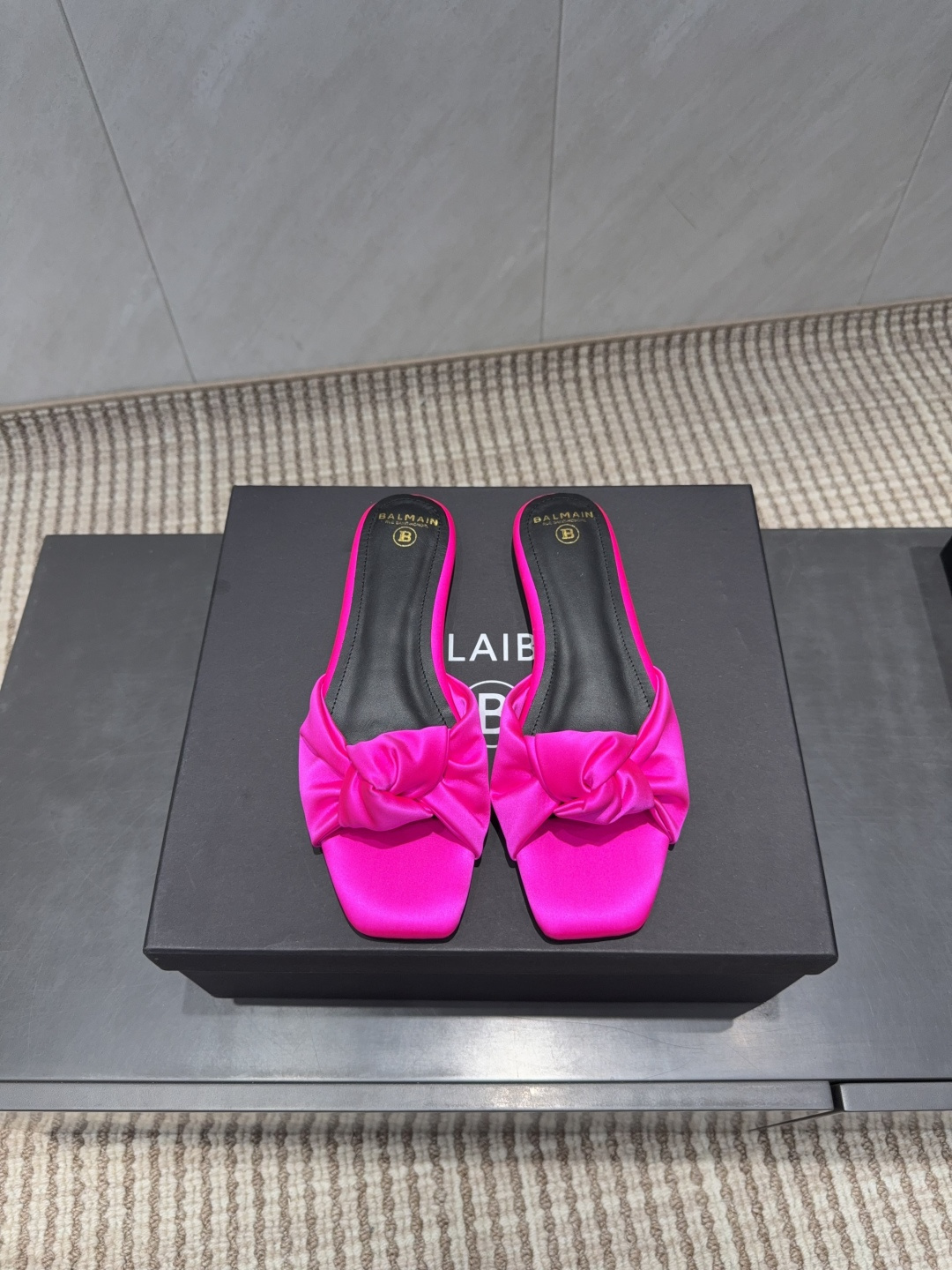 NO:695533,Factory 'Exclusive Top Version' * Balmain 2026VS early spring latest catwalk flat sandals series... Brand Balmain is an old custom fashion house founded by French fashion designer (Pierre Balmain) in 1945. Together with and became the top three custom fashion giants after World War II [Insidious] [Insidious] This style uses pure handcrafting to create unique fashion elements. Balmain is becoming more and more unique and outstanding. Hurry up and get a pair of Balmain shoes. Invincible aura, invincible and good-looking [呲呲][呲呲][呲呲] is really full of momentum. It’s so good-looking. [呲呲][呲呲][呲呲] Developed by the original factory, no goods will be produced without the original version. Upper: original custom silk cloth bow craft. Lining: original custom cowhide. Feet: original custom cowhide. Outsole: original custom leather outsole. Heel height: 1.0cm flat bottom. Packaging: original full set of packaging Number of yards: 36-42 (customized, non-returnable) Color: official website updated simultaneously, high heels and slippers, balmain, sandals, high heels, slippers, cowhide, real silk, Leather soles19860909工厂《独家顶级版本》  * 巴尔曼2026VS早春最新款走秀平跟凉鞋系列……  品牌巴尔曼由法国时装设计师（皮埃尔.巴尔曼）先生创立于1945年的老牌定制时装屋,与、并列成为二战之后的定制时装三巨头[阴险][阴险]此款采用纯手工精工打造别具一格的时尚元素 巴尔曼 愈发別致出众 赶紧来一双巴尔曼小美鞋率性的 无敌气场无敌好看[呲牙][呲牙][呲牙]真是气势十足 好看的不行[呲牙][呲牙][呲牙]  原厂开发,无原版不做货    鞋面:原版定制真丝布蝴蝶结工艺 内里:原版定制牛皮 垫脚:原版定制牛皮 大底:原版定制真皮大底 跟高:1.0cm平底 包装:原版全套包装 码数:36-42(定制不退换） 颜色:官网同步更新,高跟鞋拖鞋,balmain,sandals,high heels,slippers,cowhide,real silk,Leather soles,Women's Shoes