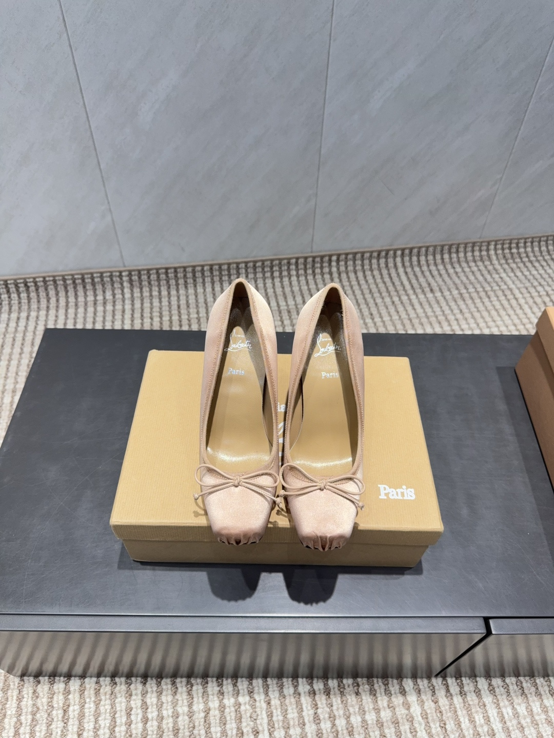 NO:695555,'Exclusive top version' christian louboutin (CL red-soled shoes) series... CL red-soled forever red-soled high heels new red-soled ballet high-heeled shoes There is nothing to say, just a whole beautiful crazy #fatal temptation I just tried it on my feet, very easy to wear, very stable and very beautiful #红soled shoes Super comfortable high-heeled shoes Feminine shoes must have a pair of red-soled shoes. The fabric is original custom silk cloth. The foot pad is original custom sheepskin. The lining is original custom sheepskin outsole. Original custom leather outsole.  Heel height 10cm, original packaging, full package, code number 35-39 (40.41. Customized, non-refundable), colors updated simultaneously on the official website, high heels single shoes, christian louboutin, high heels, sheepskin, real silk, Leather soles19860909《独家顶级版本》 christian louboutin（CL红底鞋）系列…… CL红底永远的 红底高跟 新款红底芭蕾高跟鞋 没什么好说的 就是一整个美疯#致命的诱惑 刚刚上脚试了 非常好穿非常稳 也非常美#红底鞋 超舒适的高跟鞋 女人味鞋子必须有一双红底鞋 面料原版定制真丝布 垫脚原版定制羊皮 内里原版定制羊皮 大底原版定制真皮大底 跟高10cm 包装原版全套包装 码数35-39（40.41.定制不退换） 颜色官网同步更新,高跟鞋单鞋,christian louboutin,high heels,sheepskin,real silk,Leather soles,Women's Shoes