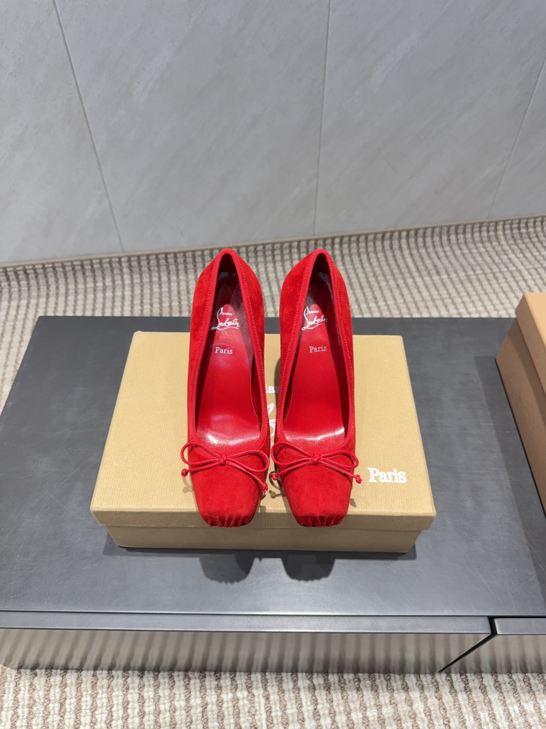 NO:695560,'Exclusive top version' christian louboutin (CL red-soled shoes) series... CL red-soled forever red-soled high-heeled shoes new red-soled ballet high-heeled shoes There is nothing to say, just a completely beautiful and crazy #fatal temptation. I just tried it on my feet. It is very easy to wear, very stable and also very beautiful #redsoled shoes. Super comfortable high-heeled shoes. Feminine shoes must have a pair of red-soled shoes. The fabric is original customized cashmere. The foot pad is original customized sheepskin. The inner lining is original customized sheepskin. The outsole is original customized leather outsole.  Heel height 10cm. Original package. Size 35-39 (40.41. Customization is non-refundable). Colors are updated simultaneously on the official website. High-heeled shoes, christian louboutin, high heels, sheepskin, Leather soles.19860909《独家顶级版本》 christian louboutin（CL红底鞋）系列…… CL红底永远的 红底高跟 新款红底芭蕾高跟鞋 没什么好说的 就是一整个美疯#致命的诱惑 刚刚上脚试了 非常好穿非常稳 也非常美#红底鞋 超舒适的高跟鞋 女人味鞋子必须有一双红底鞋 面料原版定制羊绒 垫脚原版定制羊皮 内里原版定制羊皮 大底原版定制真皮大底 跟高10cm 包装原版全套包装 码数35-39（40.41.定制不退换） 颜色官网同步更新,高跟鞋单鞋,christian louboutin,high heels,sheepskin,Leather soles,Women's Shoes