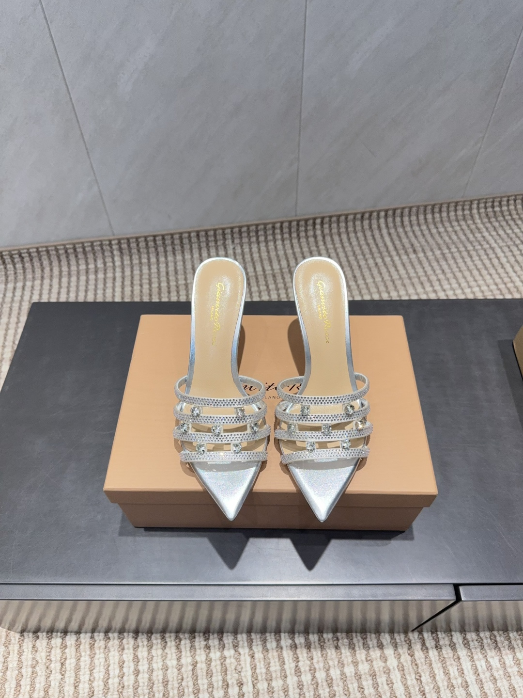 NO:695550,: 'Exclusive top version' Christian louboutin (CL red sole shoes) 2026 vs early spring latest sandal boots series... [Pointed high-heeled sandals] Original quality  Authentic European style, the upper foot is perfect to wear with this shoe. It is elegant and crystal clear. Regardless of the materials of the accessories, they are all customized one by one. You must go to get the original version. The whole series is full of exciting and external elements. The texture of different materials, the texture of the texture, and the expression of the materials, have a strong artistic atmosphere... Upper: Original customized cashmere ironed with Czech diamond craftsmanship. Inner: Original customized sheepskin.  Foot pads: original customized sheepskin Outsole: original customized leather outsole Heel height: 10cm Packaging: original complete package Size: 35-39 (40.41. Customization is not returnable) Color: official website updated simultaneously, high heels and slippers, christian louboutin, boots, high heels, slippers, sheepskin, Leather soles19860909:《独家顶级版本》 Christian louboutin（CL红底鞋）2026vs早春最新凉靴系列……【尖头高跟凉拖】 原单品质 原汁原味的欧式风格,上脚非常完美穿搭上配此鞋,优雅大方,晶莹剔透,无论种各配件材质,都是家独一比一定制,必到做原版零距离,整系个列都充了满令兴人奋意和外的元结素合,不同材的质,肌的理面的料表现,具有极的浓艺术气息…… 鞋面:原版定制羊绒烫捷克钻工艺 内里:原版定制羊皮 垫脚:原版定制羊皮 大底:原版定制真皮大底 跟高:10cm 包装:原版全套包装 码数:35-39(40.41.定制不退换) 颜色:官网同步更新,高跟鞋拖鞋,christian louboutin,boots,high heels,slippers,sheepskin,Leather soles,Women's Shoes