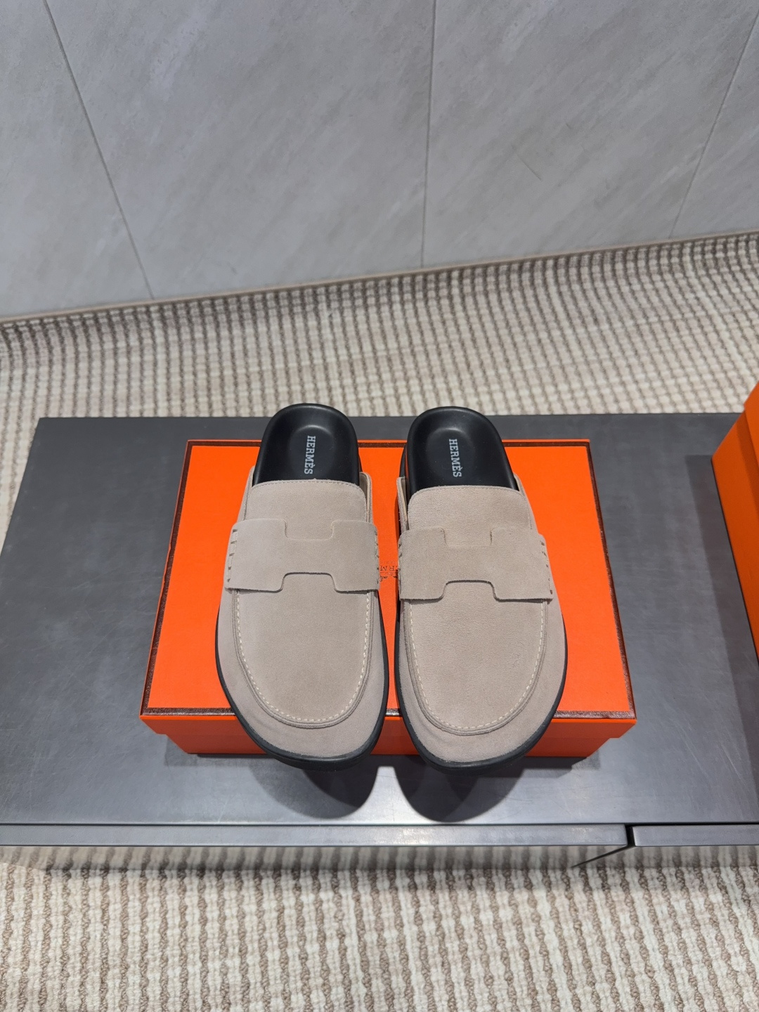 NO:695545,: Couple 'Exclusive top version' HERME*H home 26 vs early spring new color half-flops series... Hermès splash of color. The latest spring new color couple half-flops, ♀ urban style Wellington has become a fashion highlight... Showing the brand's exquisite bootmaking technology, playing with contrasting fabrics and colors... A bit like an advanced version of Chelsea Love, cool, contrasting color splicing and fashion  It is easy to put on and take off, the heel height is moderate, and it is not tiring to wear for a long time. It must be said that the taste of the C-position brand is good... Upper: original customized cowhide Inner: original customized sheepskin Foot pads: original cowhide microfiber water platform Outsole: original open-molded TPU combination sole Bottom height: 2cm Code number: 35–44 (female 40, male 45. Customized, non-returnable) Packaging: original full set of packaging  Color: official website updated simultaneously, semi-trailer, hermes, loafers, boots, cowhide, sheepskin19860909:情侣 《独家顶级版本》 HERME*H家26vs早春新色半拖系列…… Hermès 飞溅色彩.最新春季新增色情侣半拖,♀都市风格 Wellington成为时尚亮点……展现品牌精湛的制靴工艺,尽情玩转对比鲜明的面料与色彩…… 有点像进阶版切尔西乐福,酷,撞色拼接时尚度 方便穿脱,鞋跟高度适中,久穿不累型,得不得说C位品牌的品味就是好…… 鞋面:原版定制牛猄 内里:原版定制羊皮 垫脚:原版牛皮超纤包水台 大底:原版开模TPU组合底 底高:2cm 码数:35–44(女40.男45.定做不退换) 包装:原版全套包装 颜色:官网同步更新,半拖,hermes,loafers,boots,cowhide,sheepskin,Women's Shoes