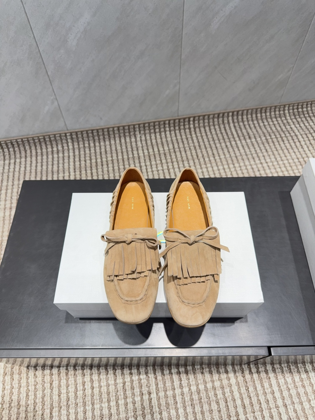 NO:695539,: 'Exclusive top version' THE ROW niche trendy brand 26 vs early spring new Loaf single shoe series... [Tassel Loaf single shoes] The original version has better comfort and wrapping than the original version. It is full of personality and easy to match with various styles of clothes... Fabric: Original customized cashmere Lining: Original customized sheepskin Foot pads: Original customized sheepskin Outsole: Original customized non-slip sole Heel height: 1.0cm Packaging: Original full set of packaging,  Size: 35-39 (40. Customization is non-returnable) Colors are updated simultaneously on the official website, loafers, loafers, sheepskin19860909: 《独家顶级版本》 THE ROW小众潮牌26vs早春新款乐福单鞋系列……【流苏乐福单鞋】 原版一比一打造舒适度、包裹性都比较好.个性十足,很好驾驭各种风格衣服搭配…… 面料:原版定制羊绒 内里:原版定制羊皮 垫脚:原版定制羊皮 大底:原版定制防滑底 跟高:1.0cm 包装:原版全套包装, 码数:35-39（40.定制不退换） 颜色官网同步更新,乐福鞋,loafers,sheepskin,Women's Shoes