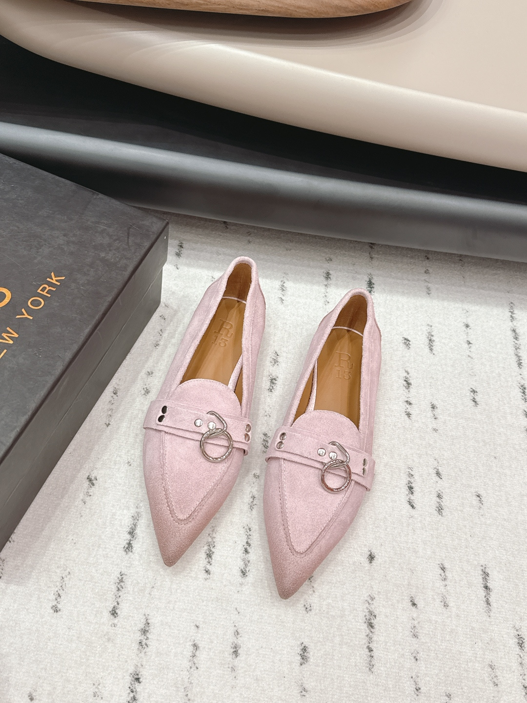 NO:695454,'Exclusive top version' niche trendy brand R13~26 vs the latest popular shoe series in early spring... [Pointed toe buckle shoes] are really beautiful!  A new niche brand, every color is beautiful, every pair is handmade, the upper is full of flowers, and has the beauty of blooming flowers. Every color has a unique outfit, and every style is exclusive to everyone!  Beauty is different, that's how the world should be!  It’s super comfortable on your feet!  !  The fit is also very friendly!  Original custom-made cashmere distressed craftsmanship on the upper, original custom-made sheepskin lining, original custom-made leather outsole, heel height 1.0cm, size 35-39 (40.41. Customized, non-refundable), colors updated simultaneously on the official website, single shoes, sheepskin, Leather soles19860909《独家顶级版本》 小众潮牌R13～26vs早春最新爆款单鞋系列…【尖头环扣单鞋】 真的的美死了！新款小众品牌,每一个颜色都很好看 每一双都是手工制作,鞋面繁花,有繁花似锦的美意 每一个颜色都有独特的穿搭,搭配出的每种风格,都是每个人的专属！ 美丽各有不同,世界本该如此！上脚超级舒适的哦！！版型也很友好！ 鞋面原版定制羊绒做旧工艺 内里原版定制羊皮 大底原版定制真皮大底 跟高1.0cm 码数35-39（40.41.定制不退换） 颜色官网同步更新,单鞋,sheepskin,Leather soles,Women's Shoes