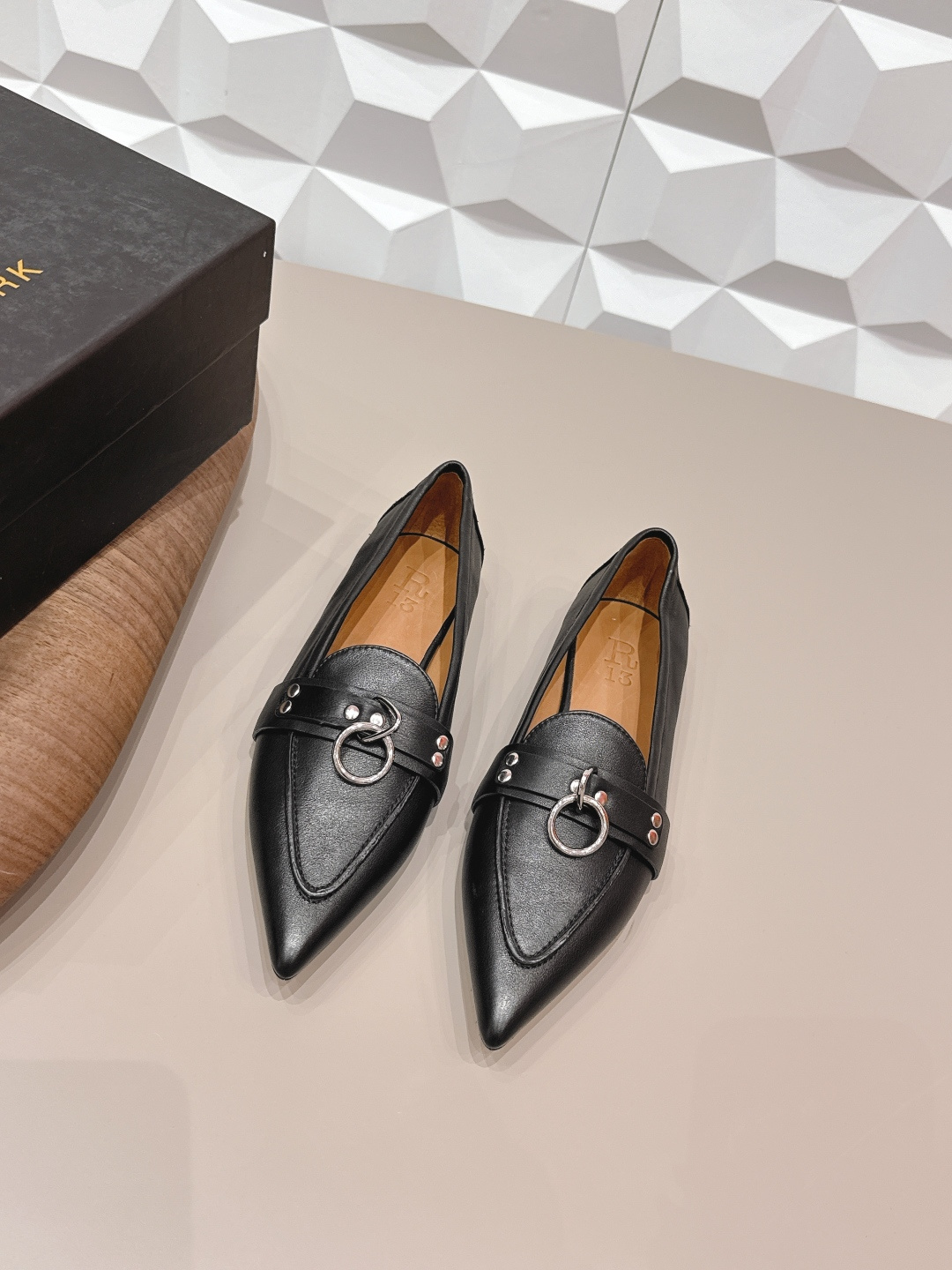 NO:695449,'Exclusive top version' niche trendy brand R13~26 vs the latest popular shoe series in early spring... [Pointed toe buckle shoes] are really beautiful!  A new niche brand, every color is beautiful, every pair is handmade, the upper is full of flowers, and has the beauty of blooming flowers. Every color has a unique outfit, and every style is exclusive to everyone!  Beauty is different, that's how the world should be!  It’s super comfortable on your feet!  !  The fit is also very friendly!  Original custom-made sheepskin upper, original custom-made sheepskin lining, original custom-made leather outsole, heel height 1.0cm, size 35-39 (40.41. Customization is non-refundable), colors are updated simultaneously on the official website, single shoes, sheepskin, Leather soles19860909《独家顶级版本》 小众潮牌R13～26vs早春最新爆款单鞋系列…【尖头环扣单鞋】 真的的美死了！新款小众品牌,每一个颜色都很好看 每一双都是手工制作,鞋面繁花,有繁花似锦的美意 每一个颜色都有独特的穿搭,搭配出的每种风格,都是每个人的专属！ 美丽各有不同,世界本该如此！上脚超级舒适的哦！！版型也很友好！ 鞋面原版定制羊皮 内里原版定制羊皮 大底原版定制真皮大底 跟高1.0cm 码数35-39（40.41.定制不退换） 颜色官网同步更新,单鞋,sheepskin,Leather soles,Women's Shoes