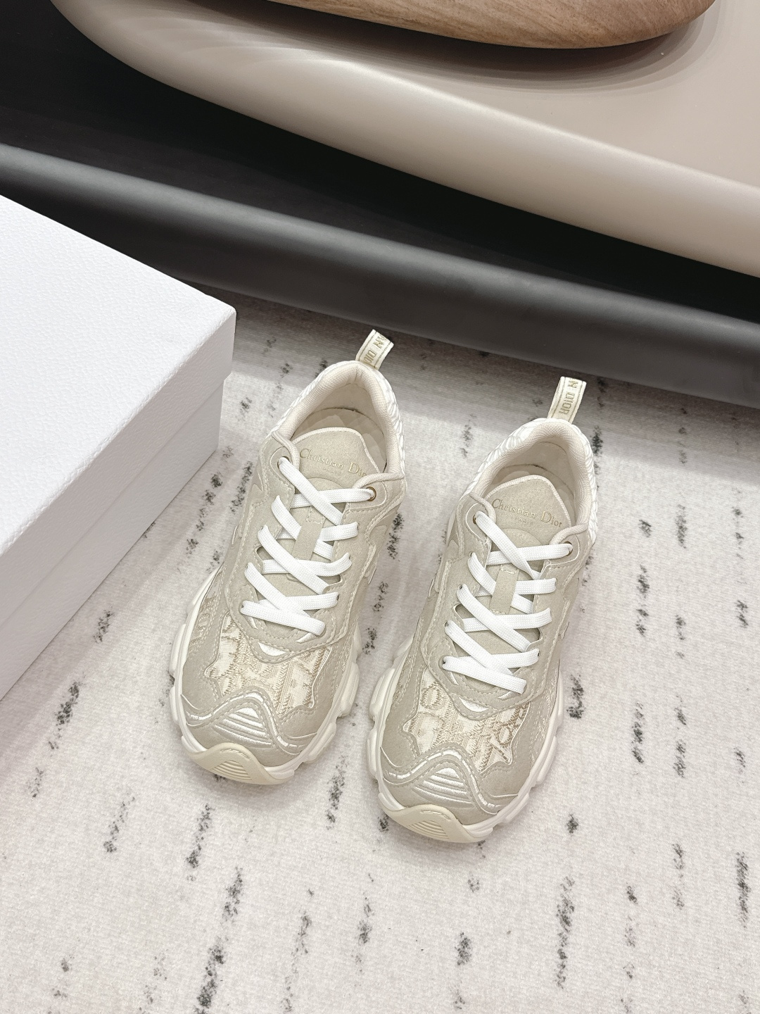 NO:695525,: 'Exclusive top version' D*IOR Dior ~ 26vs early spring new color casual hot series... [Color-blocked thick-soled casual shoes] Based on the version of classic sneakers, adding deconstructed element design. The classic brand digital logo is perfectly presented on the tail of the shoe. The circle surrounds the '23' logo on the shoe line, and the original customized cowhide mesh embroidery letter craft is full of playfulness, showing the fashionable design of Margiela. It is the peak when it is launched.  Fabric: Original customized cow jacquard fabric Lining: Original customized breathable mesh Foot: Original customized breathable mesh Outsole: Original open-mold TPU suction molding bottom Size: 35-39 (40.41. Customized non-returnable) Packaging: Original full set of packaging Color: Official website updated simultaneously, dad shoes, masion margiela, cowhide19860909:《独家顶级版本》  D*IOR迪*奥～26vs早春新色休闲爆款系列……【拼色厚底休闲鞋】 以经典球鞋的版型为基础 加入解构元素设计 经典品牌数字logo在鞋尾完美呈现 圆圈围绕鞋履线“23”标志, 原版定制牛皮网刺绣字母工艺,玩味十足,尽显马吉拉时髦设计感,上市即巅峰 上脚即王者 面料:原版定制牛猄提花布料 内里:原版定制透气网 垫脚:原版定制透气网 大底:原版开模TPU吸模成型底 码数:35-39（40.41.定制不退换） 包装:原版全套包装 颜色:官网同步更新,老爹鞋,masion margiela,cowhide,Women's Shoes