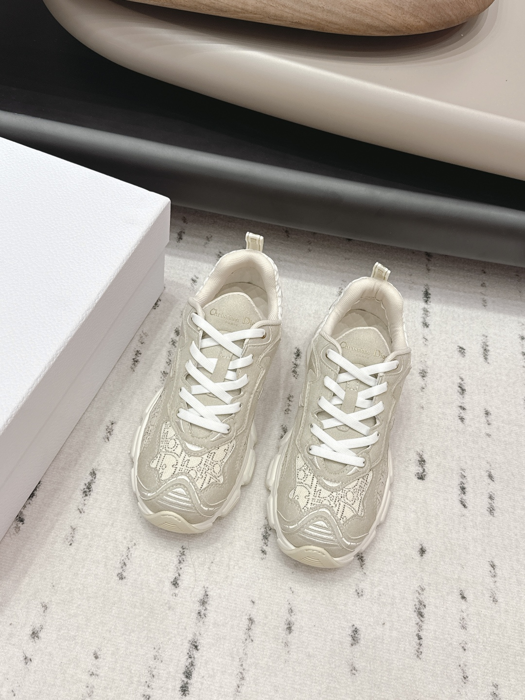 NO:695500,: 'Exclusive top version' D*IOR Dior ~ 26vs early spring casual popular series... [Color-blocked thick-soled casual shoes] Based on the classic sneaker version, adding deconstructed elements to the design. The classic brand digital logo is perfectly presented on the tail of the shoe. The circle surrounds the '23' logo on the shoe line. The original customized cowhide mesh embroidery letter craft is full of fun, showing the fashionable design sense of Margiela. It will be the top when it is launched. Fabric: Original customized cowhide jacquard fabric  Inner lining: original customized breathable mesh Foot: original customized breathable mesh Outsole: original open-mold TPU suction molding bottom Size: 35-39 (40.41. Customization is not returnable) Packaging: original full set of packaging Color: official website updated simultaneously, dad shoes, masion margiela, cowhide19860909:《独家顶级版本》  D*IOR迪*奥～26vs早春休闲爆款系列……【拼色厚底休闲鞋】 以经典球鞋的版型为基础 加入解构元素设计 经典品牌数字logo在鞋尾完美呈现 圆圈围绕鞋履线“23”标志, 原版定制牛皮网刺绣字母工艺,玩味十足,尽显马吉拉时髦设计感,上市即巅峰 上脚即王者 面料:原版定制牛猄提花布料 内里:原版定制透气网 垫脚:原版定制透气网 大底:原版开模TPU吸模成型底 码数:35-39（40.41.定制不退换） 包装:原版全套包装 颜色:官网同步更新,老爹鞋,masion margiela,cowhide,Women's Shoes