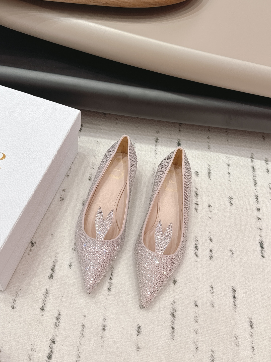 NO:695523,'Exclusive Top Version' Dior Dior 26vs Early Spring Fashion Shoes Series...[Pointed Toe Hot Diamond Cat Heel Shoes] Simple and super versatile. Perfect and luxurious on the feet, can be matched with any spring and summer clothes. The foot feels even more comfortable!  The material is a perfect replica of the original version. Original disassembly and molding... Fabric Original custom cashmere hot-drilling process Original custom sheepskin lining Original custom sheepskin Foot pads Original custom leather outsole Heel height 4.5cm Original full set of packaging Code number 35-39 (40.41. Customization is non-refundable) Color: Official website updated simultaneously, high-heeled shoes, dior, dior, high heels, sheepskin, Leather soles19860909《独家顶级版本》  Dior迪奥26vs早春时装单鞋系列…【尖头烫钻猫跟单鞋】 简约超级百搭. 上脚完美奢华,可任意搭配,春夏服饰. 脚感更是舒适！材质原版完美复刻. 原版拆解开模… 面料原版定制羊绒烫钻工艺 内里原版定制羊皮 垫脚原版定制羊皮 大底原版定制真皮大底 跟高4.5cm 包装原版全套包装 码数35-39（40.41.定制不退换） 颜色:官网同步更新,高跟鞋单鞋,dior,dior,high heels,sheepskin,Leather soles,Women's Shoes