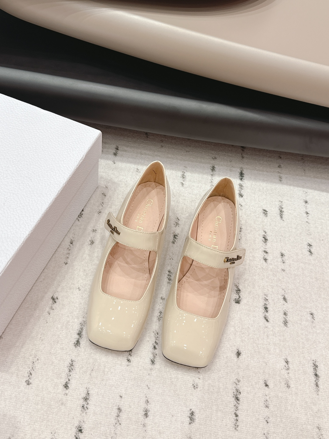 NO:695508,'Exclusive top version' Dior Dior 26vs early spring fashion shoe series... [Square toe thick heel shoes] Simple and super versatile. Perfect and luxurious on the feet, can be matched with any spring and summer clothes. The foot feels even more comfortable!  The material is a perfect replica of the original. Original disassembly and molding... Fabric original custom patent leather Lining original custom sheepskin Foot pads original custom sheepskin Outsole Original custom leather outsole Heel height 4.5cm Original full set of packaging Code number 35-39 (40.41. Customization is non-returnable) Color: Official website updated simultaneously, single shoes, dior, dior, sheepskin, Leather soles19860909《独家顶级版本》  Dior迪奥26vs早春时装单鞋系列…【方头粗跟单鞋】 简约超级百搭. 上脚完美奢华,可任意搭配,春夏服饰. 脚感更是舒适！材质原版完美复刻. 原版拆解开模… 面料原版定制漆皮 内里原版定制羊皮 垫脚原版定制羊皮 大底原版定制真皮大底 跟高4.5cm 包装原版全套包装 码数35-39（40.41.定制不退换） 颜色:官网同步更新,单鞋,dior,dior,sheepskin,Leather soles,Women's Shoes