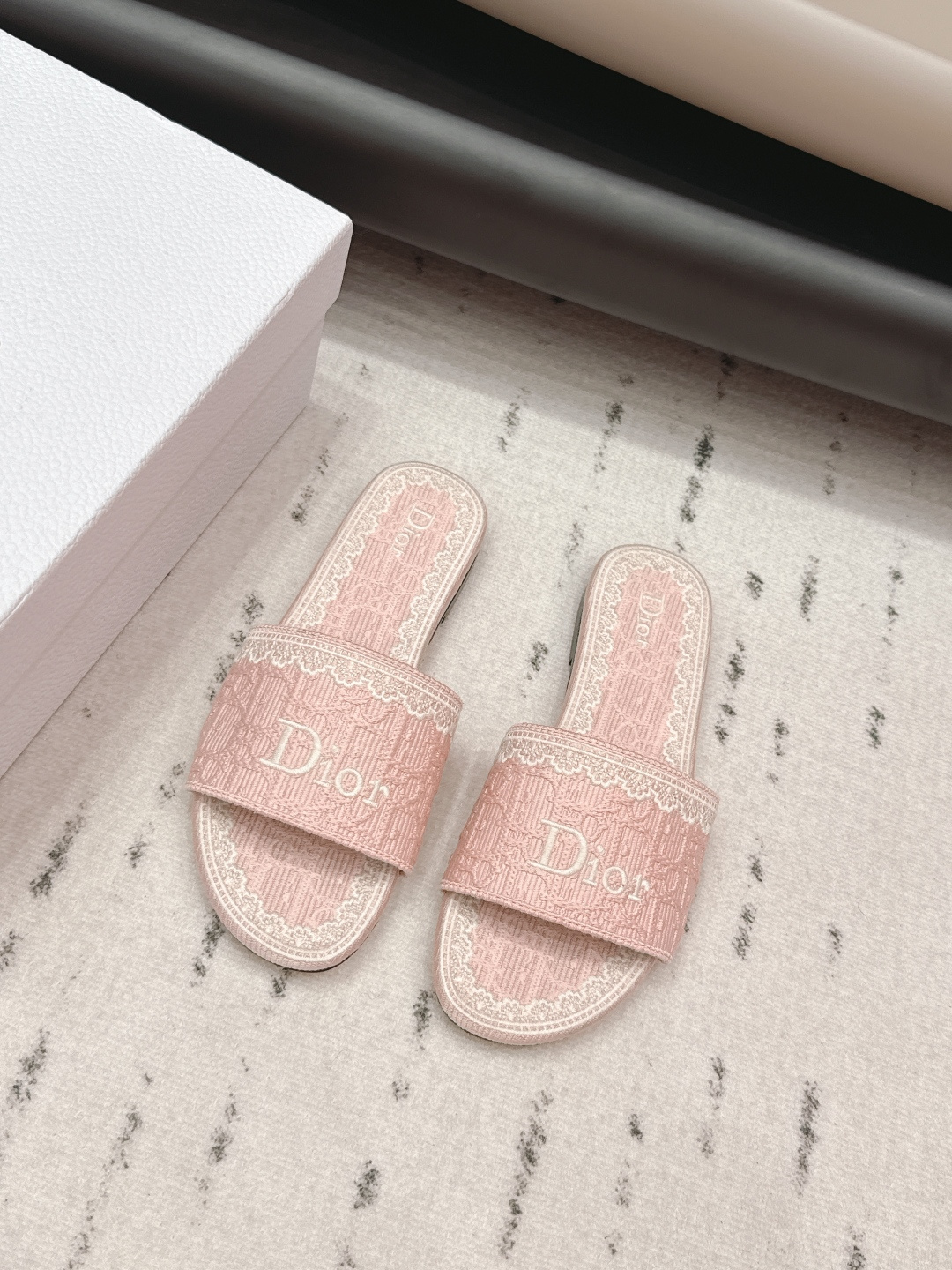 NO:695487,'Exclusive top version' Dior Dior 26vs early spring fashion sandals series...[Round-toe jacquard sandals] Simple and super versatile. Perfect and luxurious on the feet, can be matched with any spring and summer clothes. The foot feels even more comfortable!  The material is a perfect replica of the original. Original disassembly and molding... Fabric original custom jacquard fabric Lining original custom sheepskin Foot pads original custom jacquard fabric Outsole Original custom leather outsole Heel height 1.0cm Packaging Original complete package Number of yards 35-39 (40.41. Customization is non-refundable) Color: Official website updated simultaneously, slippers, dior, dior, sandals, slippers, sheepskin, Leather soles19860909《独家顶级版本》  Dior迪奥26vs早春时装凉鞋系列…【圆头提花凉拖】 简约超级百搭. 上脚完美奢华,可任意搭配,春夏服饰. 脚感更是舒适！材质原版完美复刻. 原版拆解开模… 面料原版定制提花布料 内里原版定制羊皮 垫脚原版定制提花布料 大底原版定制真皮大底 跟高1.0cm 包装原版全套包装 码数35-39（40.41.定制不退换） 颜色:官网同步更新,拖鞋,dior,dior,sandals,slippers,sheepskin,Leather soles,Women's Shoes