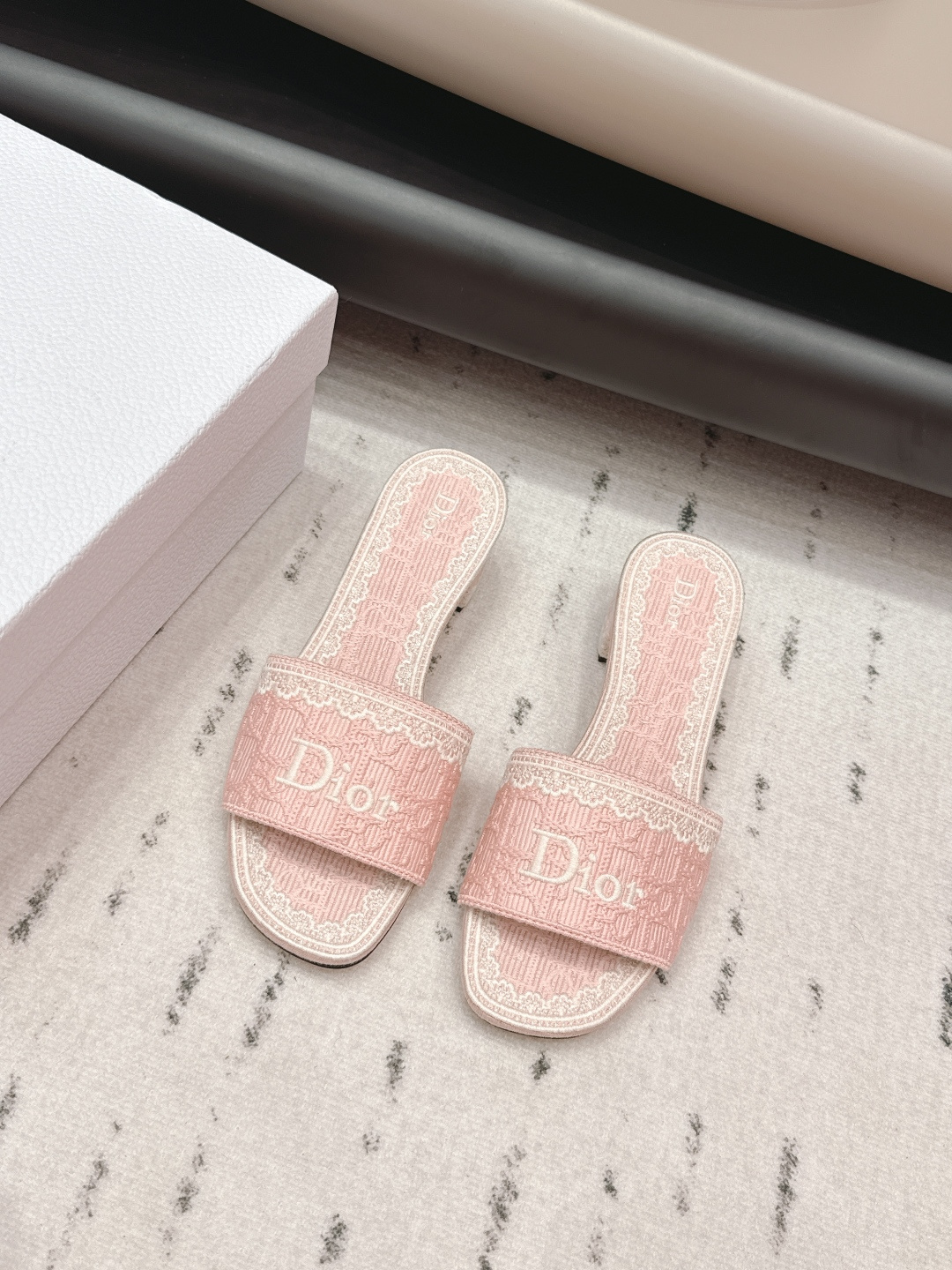 NO:695482,'Exclusive top version' Dior Dior 26vs early spring fashion sandals series...[Round-toe jacquard sandals] Simple and super versatile. Perfect and luxurious on the feet, can be matched with any spring and summer clothes. The foot feels even more comfortable!  The material is a perfect replica of the original. Original disassembly and molding... Fabric original custom jacquard fabric Lining original custom sheepskin Foot pads original custom jacquard fabric Outsole Original custom leather outsole Heel height 4.5cm Packaging Original full set of packaging Code number 35-39 (40.41. Customization is non-returnable) Color: official website updated simultaneously, slippers, dior, dior, sandals, slippers, sheepskin, Leather soles19860909《独家顶级版本》  Dior迪奥26vs早春时装凉鞋系列…【圆头提花凉拖】 简约超级百搭. 上脚完美奢华,可任意搭配,春夏服饰. 脚感更是舒适！材质原版完美复刻. 原版拆解开模… 面料原版定制提花布料 内里原版定制羊皮 垫脚原版定制提花布料 大底原版定制真皮大底 跟高4.5cm 包装原版全套包装 码数35-39（40.41.定制不退换） 颜色:官网同步更新,拖鞋,dior,dior,sandals,slippers,sheepskin,Leather soles,Women's Shoes