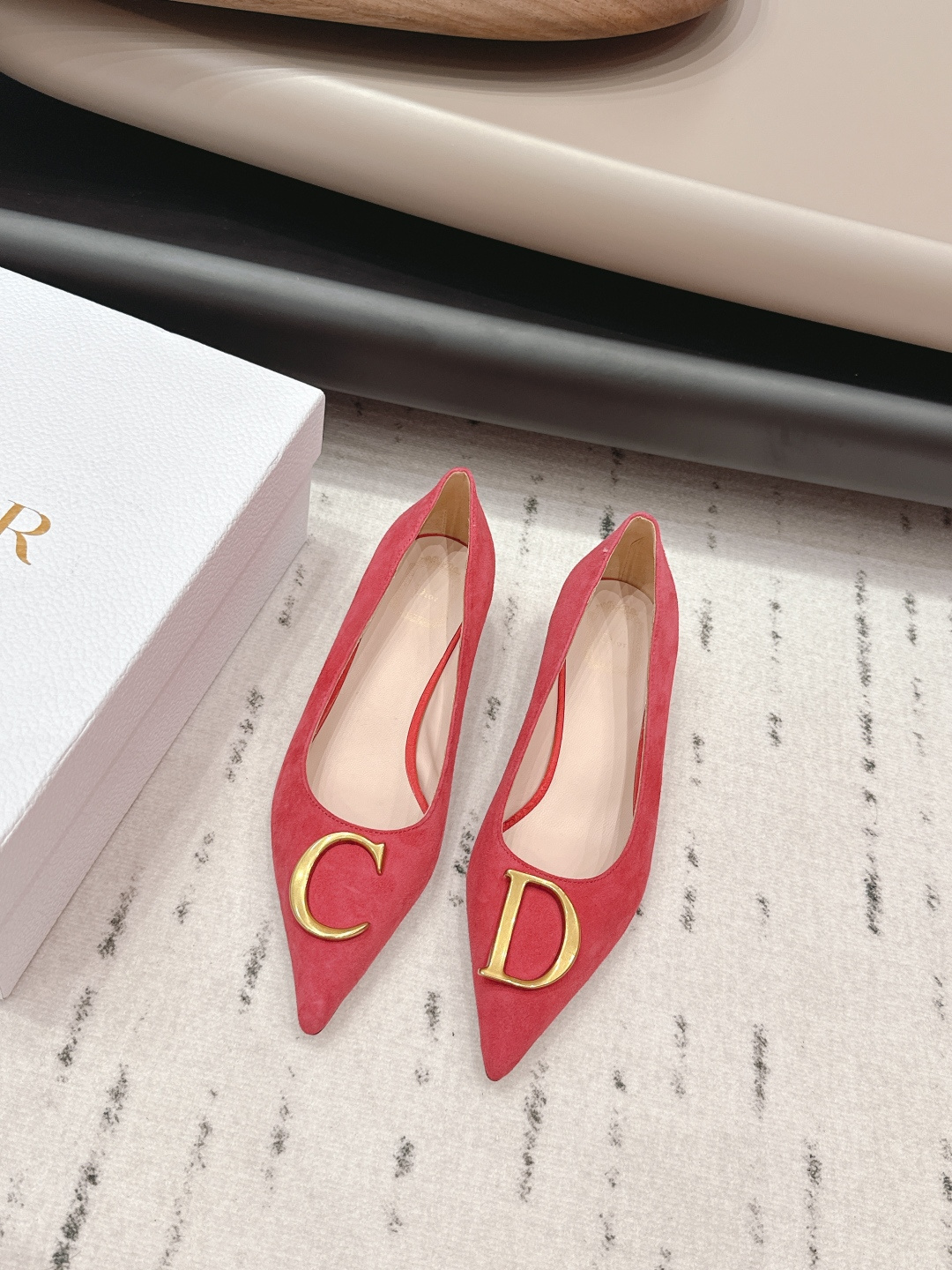 NO:695504,'Exclusive top version' Dior Dior 26vs early spring fashion shoes series... [Pointed cat-heeled shoes] Simple and super versatile. Perfect and luxurious on the feet, can be matched with any spring and summer clothes. The foot feels even more comfortable!  The material is a perfect replica of the original version. Original disassembly and molding... Fabric original custom cashmere Lining original custom sheepskin Foot pads original custom sheepskin Outsole Original custom leather outsole Heel height 3.5cm Original complete package Packaging Code number 35-39 (40.41. Customization is non-refundable) Color: Official website updated simultaneously, high-heeled shoes, dior, dior, high heels, sheepskin, Leather soles19860909《独家顶级版本》  Dior迪奥26vs早春时装单鞋系列…【尖头猫跟单鞋】 简约超级百搭. 上脚完美奢华,可任意搭配,春夏服饰. 脚感更是舒适！材质原版完美复刻. 原版拆解开模… 面料原版定制羊绒 内里原版定制羊皮 垫脚原版定制羊皮 大底原版定制真皮大底 跟高3.5cm 包装原版全套包装 码数35-39（40.41.定制不退换） 颜色:官网同步更新,高跟鞋单鞋,dior,dior,high heels,sheepskin,Leather soles,Women's Shoes