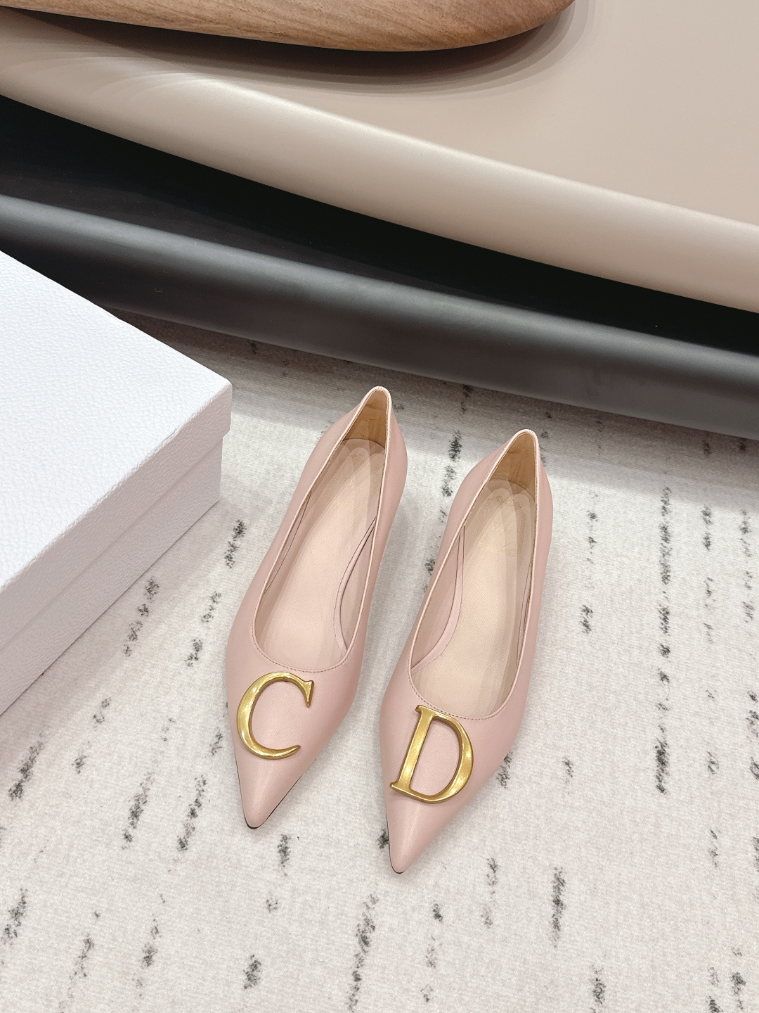 NO:695503,'Exclusive top version' Dior Dior 26vs early spring fashion shoes series... [Pointed cat-heeled shoes] Simple and super versatile. Perfect and luxurious on the feet, can be matched with any spring and summer clothes. The foot feels even more comfortable!  The material is a perfect replica of the original. Original disassembly and molding... Fabric original custom sheepskin Lining original custom sheepskin Foot pads original custom sheepskin Outsole Original custom leather outsole Heel height 3.5cm Original complete package Packaging Code number 35-39 (40.41. Customization is non-refundable) Color: Official website updated simultaneously, high-heeled shoes, dior, dior, high heels, sheepskin, Leather soles19860909《独家顶级版本》  Dior迪奥26vs早春时装单鞋系列…【尖头猫跟单鞋】 简约超级百搭. 上脚完美奢华,可任意搭配,春夏服饰. 脚感更是舒适！材质原版完美复刻. 原版拆解开模… 面料原版定制羊皮 内里原版定制羊皮 垫脚原版定制羊皮 大底原版定制真皮大底 跟高3.5cm 包装原版全套包装 码数35-39（40.41.定制不退换） 颜色:官网同步更新,高跟鞋单鞋,dior,dior,high heels,sheepskin,Leather soles,Women's Shoes