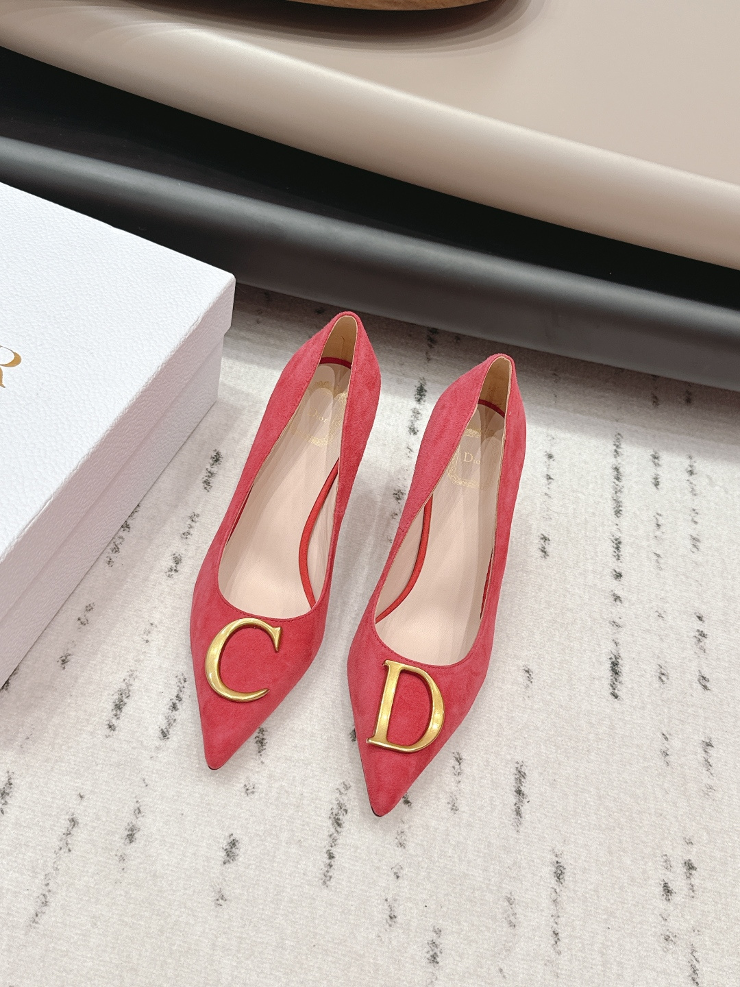 NO:695499,'Exclusive top version' Dior Dior 26vs early spring fashion shoes series... [Pointed high-heeled shoes] Simple and super versatile. Perfect and luxurious on the feet, can be matched with any spring and summer clothes. The foot feels even more comfortable!  The material is a perfect replica of the original version. Original disassembly and molding... Fabric original custom cashmere Lining original custom sheepskin Foot pads original custom sheepskin Outsole Original custom leather outsole Heel height 7.5cm Original full package Packaging Code number 35-39 (40.41. Customization is non-refundable) Color: Official website updated simultaneously, high-heeled shoes, dior, dior, high heels, sheepskin, Leather soles19860909《独家顶级版本》  Dior迪奥26vs早春时装单鞋系列…【尖头高跟单鞋】 简约超级百搭. 上脚完美奢华,可任意搭配,春夏服饰. 脚感更是舒适！材质原版完美复刻. 原版拆解开模… 面料原版定制羊绒 内里原版定制羊皮 垫脚原版定制羊皮 大底原版定制真皮大底 跟高7.5cm 包装原版全套包装 码数35-39（40.41.定制不退换） 颜色:官网同步更新,高跟鞋单鞋,dior,dior,high heels,sheepskin,Leather soles,Women's Shoes