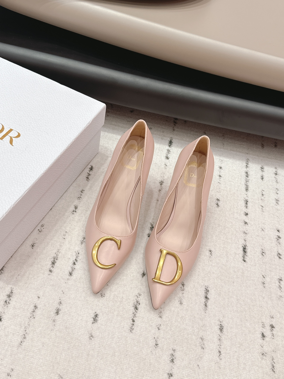 NO:695495,'Exclusive top version' Dior Dior 26vs early spring fashion shoes series... [Pointed high-heeled shoes] Simple and super versatile. Perfect and luxurious on the feet, can be matched with any spring and summer clothes. The foot feels even more comfortable!  The material is a perfect replica of the original. Original disassembly and molding... Fabric original custom sheepskin Lining original custom sheepskin Foot pads original custom sheepskin Outsole Original custom leather outsole Heel height 7.5cm Original complete package Packaging Code number 35-39 (40.41. Customization is non-refundable) Color: Official website updated simultaneously, high-heeled shoes, dior, dior, high heels, sheepskin, Leather soles19860909《独家顶级版本》  Dior迪奥26vs早春时装单鞋系列…【尖头高跟单鞋】 简约超级百搭. 上脚完美奢华,可任意搭配,春夏服饰. 脚感更是舒适！材质原版完美复刻. 原版拆解开模… 面料原版定制羊皮 内里原版定制羊皮 垫脚原版定制羊皮 大底原版定制真皮大底 跟高7.5cm 包装原版全套包装 码数35-39（40.41.定制不退换） 颜色:官网同步更新,高跟鞋单鞋,dior,dior,high heels,sheepskin,Leather soles,Women's Shoes