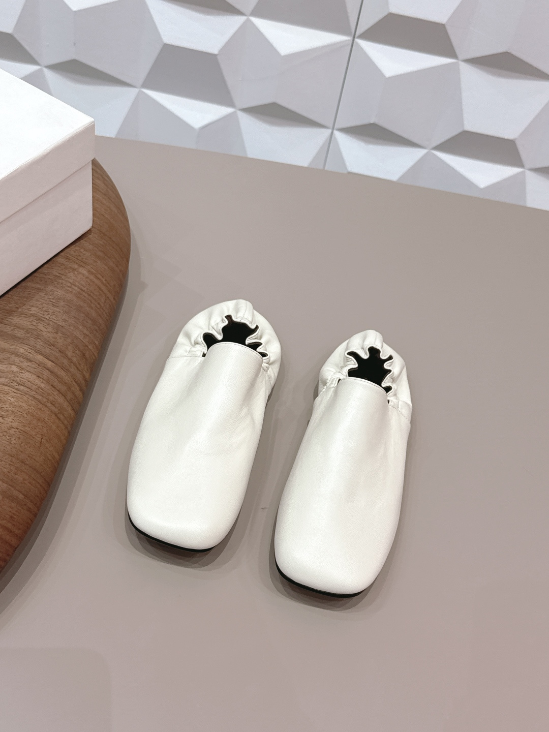 NO:695458,'Exclusive Top Version' The niche trendy brand Khaite~26vs the latest popular shoe series in early spring...[Big square toe retro flat shoes] are really beautiful!  A new niche brand, every color is beautiful, every pair is handmade, the upper is full of flowers, and has the beauty of blooming flowers. Every color has a unique outfit, and every style is exclusive to everyone!  Beauty is different, that's how the world should be!  It’s super comfortable on your feet!  !  The fit is also very friendly!  Original custom-made sheepskin elastic technology for the upper, original custom-made sheepskin lining, original custom-made leather outsole, heel height 1.0cm, size 35-39 (40.41. Customization is non-refundable), colors are updated simultaneously on the official website, single shoes, sheepskin, Leather soles19860909《独家顶级版本》 小众潮牌khaite～26vs早春最新爆款单鞋系列…【大方头复古平底单鞋】 真的的美死了！新款小众品牌,每一个颜色都很好看 每一双都是手工制作,鞋面繁花,有繁花似锦的美意 每一个颜色都有独特的穿搭,搭配出的每种风格,都是每个人的专属！ 美丽各有不同,世界本该如此！上脚超级舒适的哦！！版型也很友好！ 鞋面原版定制羊皮松紧工艺 内里原版定制羊皮 大底原版定制真皮大底 跟高1.0cm 码数35-39（40.41.定制不退换） 颜色官网同步更新,单鞋,sheepskin,Leather soles,Women's Shoes