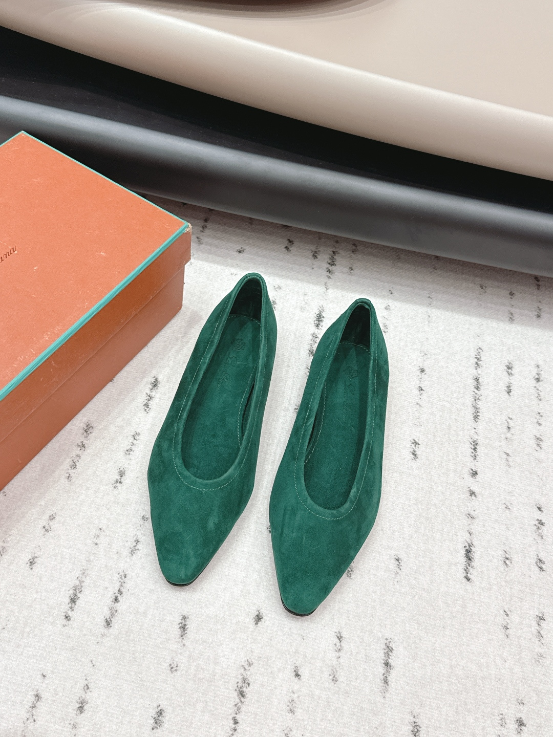 NO:695442,'Exclusive Top Version' Lor*Pian*26vs early spring popular shoe series... [Retro Flat Shoes] Retro Witch Flat Shoes, minimalist style, retro and classy!  Simple and elegant, it is a very attractive style!  The king of high-end versatile items is suitable for all seasons of the year. The fabric is original customized cashmere. The lining is original customized sheepskin. The foot pads are original customized sheepskin. The outsole is original customized leather outsole. The size is 35-39 (40.41 customization is non-refundable). The packaging has been fully upgraded. The colors are updated simultaneously on the official website. Single shoes, flats, sheepskin, Leather soles19860909《独家顶级版本》  Lor*Pian*26vs早春爆款单鞋系列……【复古平底单鞋】 复古女巫平底鞋 极简主义风格,复古又级！ 简约又大气,属于非常耐看的款式！高级百搭之王一年四季春夏秋冬皆适宜 面料原版定制羊绒 内里原版定制羊皮 垫脚原版定制羊皮 大底原版定制真皮大底 码数35-39（40.41定制不退换） 包装全面升级包装 颜色官网同步更新,单鞋,flats,sheepskin,Leather soles,Women's Shoes