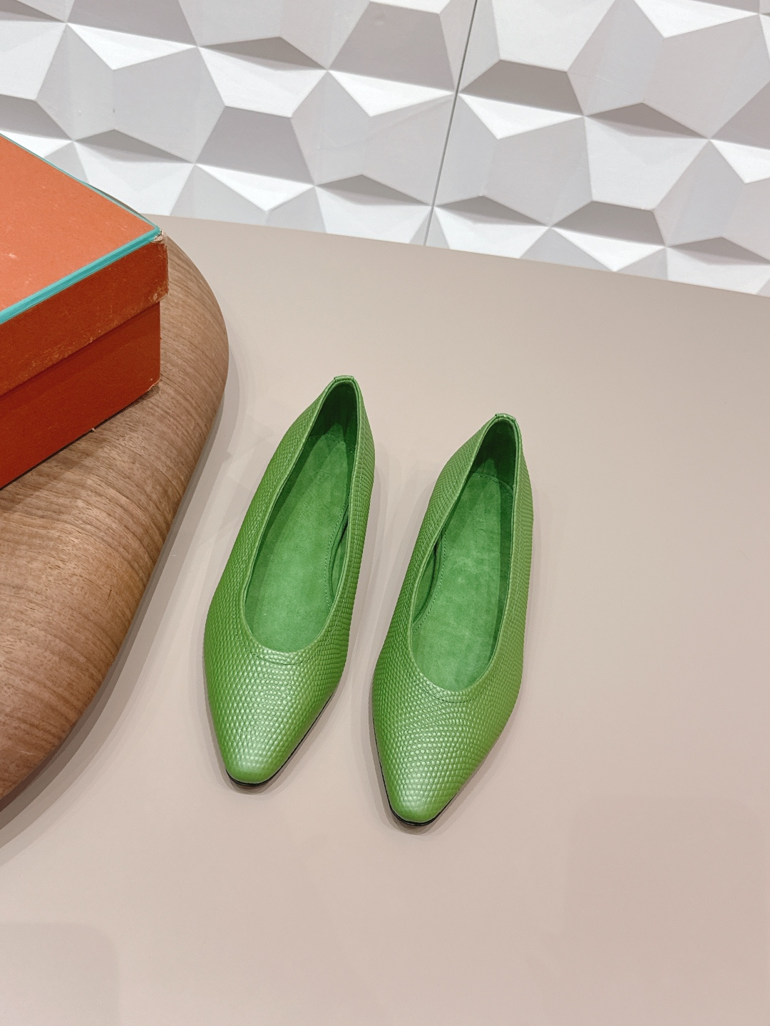 NO:695497,'Exclusive Top Version' Lor*Pian*26vs early spring popular shoe series... [Retro Flat Shoes] Retro Witch Flat Shoes, minimalist style, retro and classy!  Simple and elegant, it is a very attractive style!  The king of high-end versatile items is suitable for spring, summer, autumn and winter all year round. The fabric is original customized cowhide. The lining is original customized sheepskin. The foot pads are original customized sheepskin. The outsole is original customized leather outsole. The size is 35-39 (40.41 customization is non-returnable). The packaging has been fully upgraded. The colors are updated simultaneously on the official website. Single shoes, flats, cowhide, sheepskin, Leather soles19860909《独家顶级版本》  Lor*Pian*26vs早春爆款单鞋系列……【复古平底单鞋】 复古女巫平底鞋 极简主义风格,复古又级！ 简约又大气,属于非常耐看的款式！高级百搭之王一年四季春夏秋冬皆适宜 面料原版定制牛皮 内里原版定制羊皮 垫脚原版定制羊皮 大底原版定制真皮大底 码数35-39（40.41定制不退换） 包装全面升级包装 颜色官网同步更新,单鞋,flats,cowhide,sheepskin,Leather soles,Women's Shoes