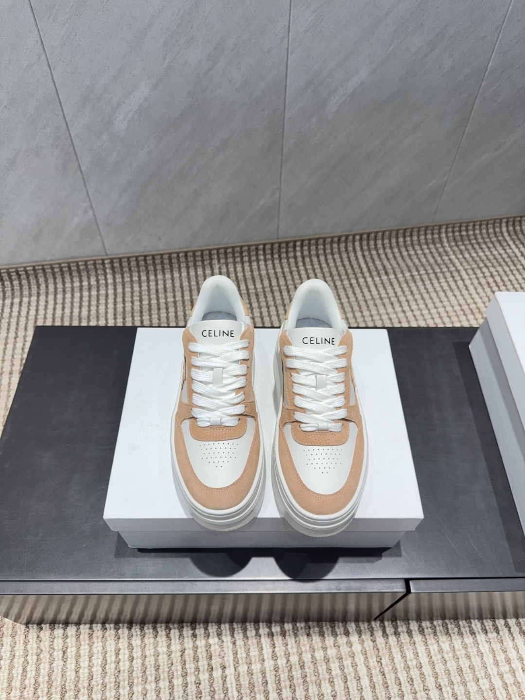 NO:695522,:Thick-soled 'Exclusive top version' CELlN*Celin 2026vs Paris fashion conference latest popular casual series... [Color-blocking thick-soled casual shoes] Fashion casual lover trendy counter authentic 1-1 early autumn Korean trend version!  The counter recommends a top quality product with perfect workmanship and perfect details, counter quality!  Contrasting color positioning and splicing design!  Fashionable and casual personality!  Look like a goddess on your feet!  Simple line design, three-dimensional cutting, super invincible style, looks good no matter how you match it, super popular elements and colors, the whole set is youthful and beautiful, relaxed and eye-catching in the crowd, casual, comfortable, fashionable and versatile, a high-quality casual suit without a sense of age... Fabric: Original customized cowhide color matching process Lining: Original customized breathable mesh Footing: Original breathable mesh injection molding Outsole: Original open-molded TPU molded bottom Packaging: Original full set of packaging  Size: 35-39 (40.41 customized, non-returnable) Color: Official website updated simultaneously, casual shoes/sports shoes, sneakers, cowhide19860909:厚底《独家顶级版本》 CELlN*赛*琳2026vs巴黎时装发布会最新爆款休闲系列……【拼色厚底休闲鞋】 时尚潮流休闲情女潮流款专柜正品1-1早秋韩潮流版！专柜推荐一个顶级好东西做工,细节都堪称完美,专柜品质！撞色定位拼接设计！时尚休闲个性！上脚大气女神范！简约线条设计,立体剪栽,超级无敌有范儿,怎么搭配都好看,超级流行的元素和颜色整套穿着青春靓丽,轻松自在的在人群中吸晴养眼穿着效果,休闲舒适又时尚百搭,没有年龄感的高品质休闲套装…… 面料:原版定制牛皮拼色工艺 内里:原版定制透气网 垫脚:原版透气网布注塑成型 大底:原版开模TPU成型底 包装:原版全套包装 码数:35-39（40.41定制不退换） 颜色:官网同步更新,休闲鞋/运动鞋,sneakers,cowhide,Women's Shoes