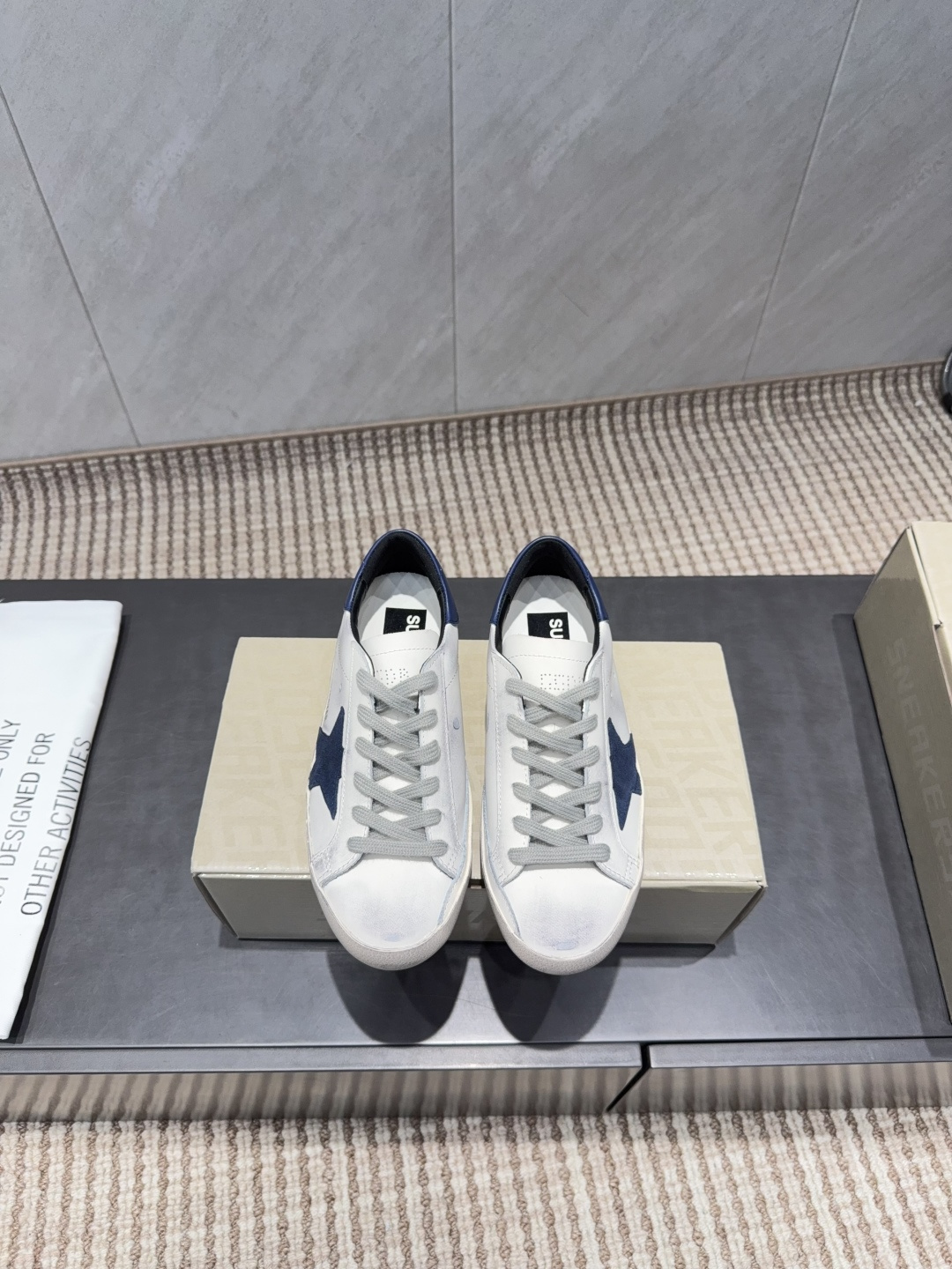 NO:695524,: Men and women 'Exclusive top version' GGDB space star~26vs early spring new casual dirty shoes series... [Color-blocking casual dirty shoes for couples] Breaking the traditional aesthetic, the dirty shoes have been demonstrated on celebrities' private clothes. They are so versatile!  You no longer have to worry about washing your shoes!  Fabric: Original customized cowhide color matching process Lining: Original customized sheepskin Foot: Original cowhide injection molding Outsole: Original molded two-color TPU outsole Packaging: Original full set of packaging Code number: 35-44 (41 for women, 38.45 for men) Color: Official website updated simultaneously, casual shoes/sports shoes, sneakers, cowhide, sheepskin19860909:女男《独家顶级版本》 GGDB space star~26vs早春新款休闲小脏鞋系列……【情侣拼色休闲小脏鞋】 打破传统审美,小脏鞋做到了明星私服上脚示范 就是这么百搭 ！再也不用担心洗鞋的问题啦！ 面料:原版定制牛皮拼色工艺 内里:原版定制羊皮 垫脚:原版牛皮注塑成型 大底:原版开模双色TPU大底 包装:原版全套包装 码数:35-44（女41.男38.45定） 颜色:官网同步更新,休闲鞋/运动鞋,sneakers,cowhide,sheepskin,Women's Shoes