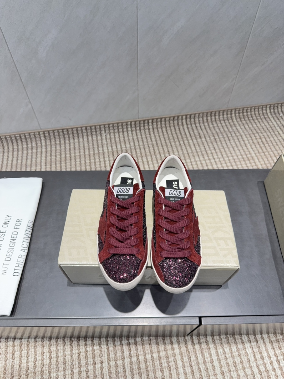 NO:695526,: Men and women 'Exclusive top version' GGDB space star~26vs early spring new casual dirty shoes series... [Color-blocking casual dirty shoes for couples] Breaking the traditional aesthetic, the dirty shoes have been demonstrated on celebrities' private clothes. They are so versatile!  You no longer have to worry about washing your shoes!  Fabric: Original customized cow Grete color matching process Lining: Original customized sheepskin Foot pads: Original cowhide injection molding Outsole: Original molded two-color TPU outsole Packaging: Original full set of packaging Code number: 35-44 (41 for women, 38.45 for men) Color: Official website updated simultaneously, casual shoes/sports shoes, sneakers, cowhide, sheepskin19860909:女男《独家顶级版本》 GGDB space star~26vs早春新款休闲小脏鞋系列……【情侣拼色休闲小脏鞋】 打破传统审美,小脏鞋做到了明星私服上脚示范 就是这么百搭 ！再也不用担心洗鞋的问题啦！ 面料:原版定制牛猄格雷特拼色工艺 内里:原版定制羊皮 垫脚:原版牛皮注塑成型 大底:原版开模双色TPU大底 包装:原版全套包装 码数:35-44（女41.男38.45定） 颜色:官网同步更新,休闲鞋/运动鞋,sneakers,cowhide,sheepskin,Women's Shoes