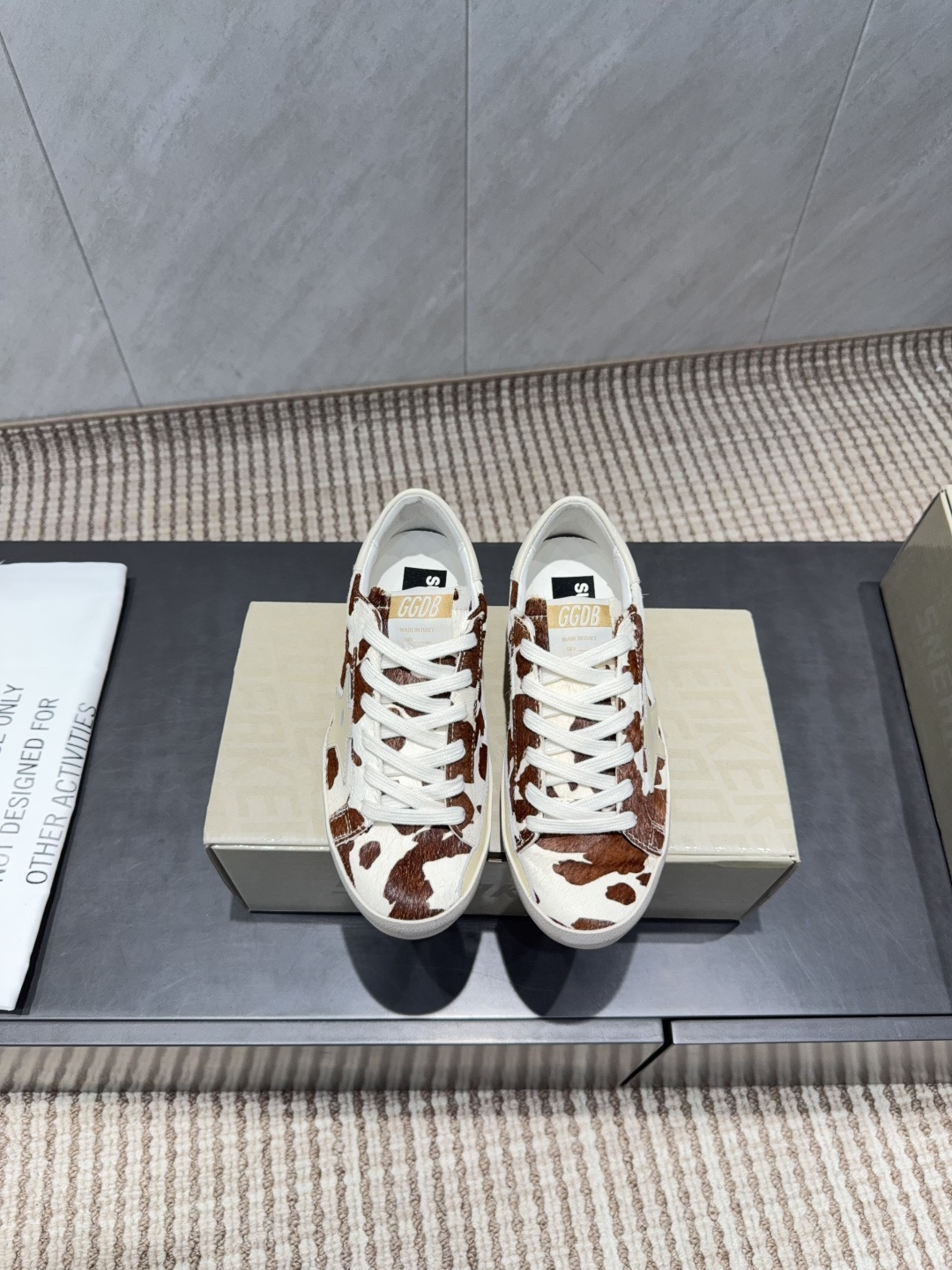 NO:695529,: Men and women 'Exclusive top version' GGDB space star~26vs early spring new casual dirty shoes series... [Color-blocking casual dirty shoes for couples] Breaking the traditional aesthetic, the dirty shoes have been demonstrated on celebrities' private clothes. They are so versatile!  You no longer have to worry about washing your shoes!  Fabric: Original custom horsehair color matching process Lining: Original custom sheepskin Foot pads: Original cowhide injection molding Outsole: Original molded two-color TPU outsole Packaging: Original full set of packaging Code number: 35-44 (41 for women, 38.45 for men) Color: Official website updated simultaneously, casual shoes/sports shoes, sneakers, cowhide, sheepskin19860909:女男《独家顶级版本》 GGDB space star~26vs早春新款休闲小脏鞋系列……【情侣拼色休闲小脏鞋】 打破传统审美,小脏鞋做到了明星私服上脚示范 就是这么百搭 ！再也不用担心洗鞋的问题啦！ 面料:原版定制马毛拼色工艺 内里:原版定制羊皮 垫脚:原版牛皮注塑成型 大底:原版开模双色TPU大底 包装:原版全套包装 码数:35-44（女41.男38.45定） 颜色:官网同步更新,休闲鞋/运动鞋,sneakers,cowhide,sheepskin,Women's Shoes